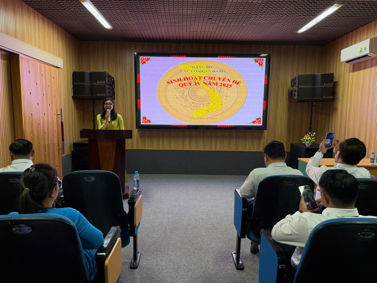 C&oacute; thể l&agrave; h&igrave;nh ảnh về một hoặc nhiều người, mọi người đang học, ph&ograve;ng tin tức v&agrave; văn bản