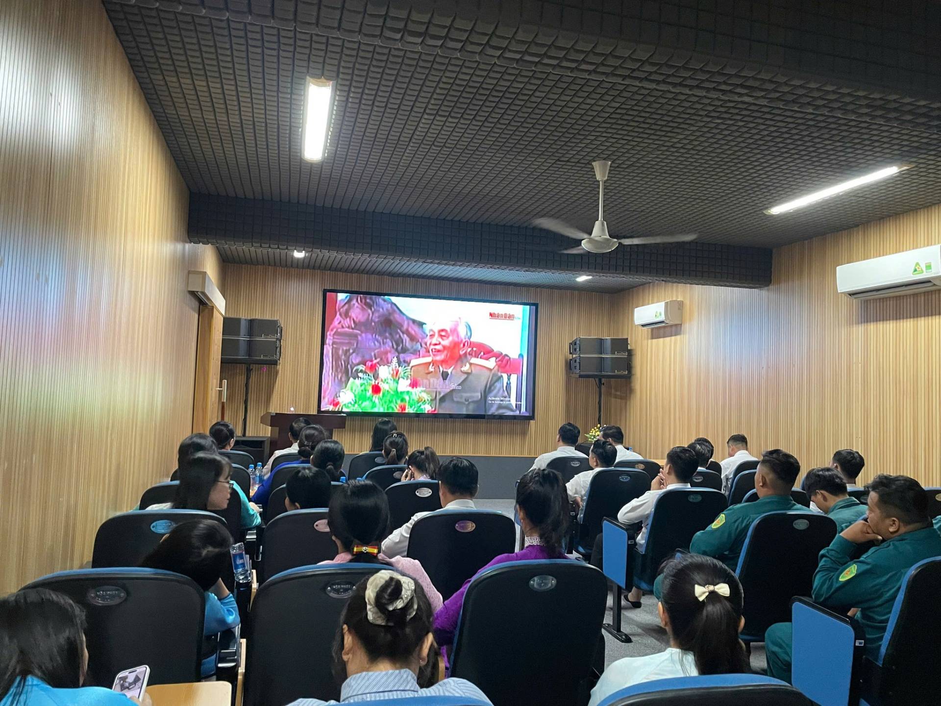 C&oacute; thể l&agrave; h&igrave;nh ảnh về một hoặc nhiều người, mọi người đang học, TV v&agrave; văn bản