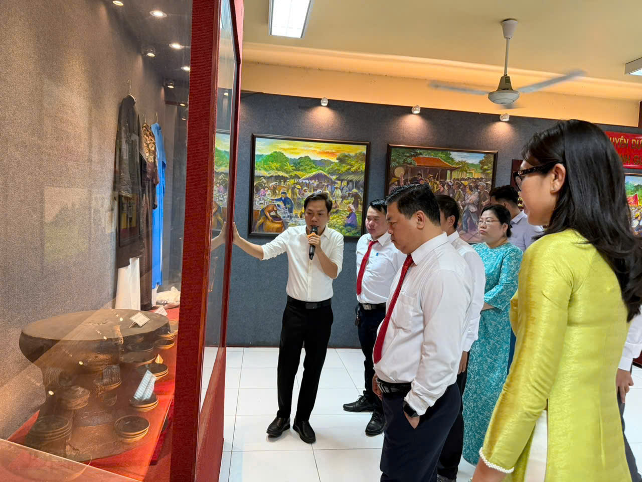 C&oacute; thể l&agrave; h&igrave;nh ảnh về một hoặc nhiều người