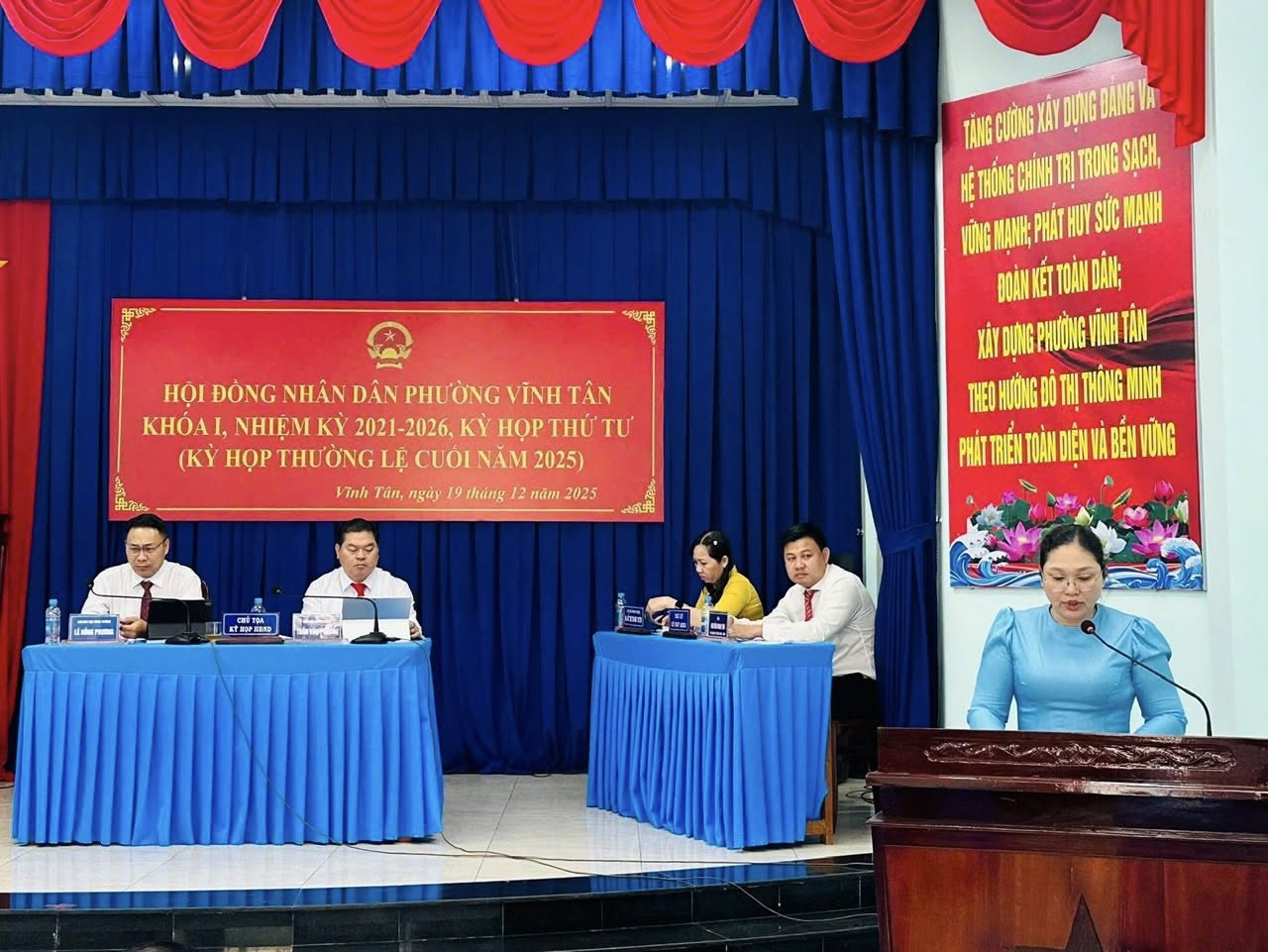 C&oacute; thể l&agrave; h&igrave;nh ảnh về c&aacute;i bục, ph&ograve;ng tin tức v&agrave; văn bản