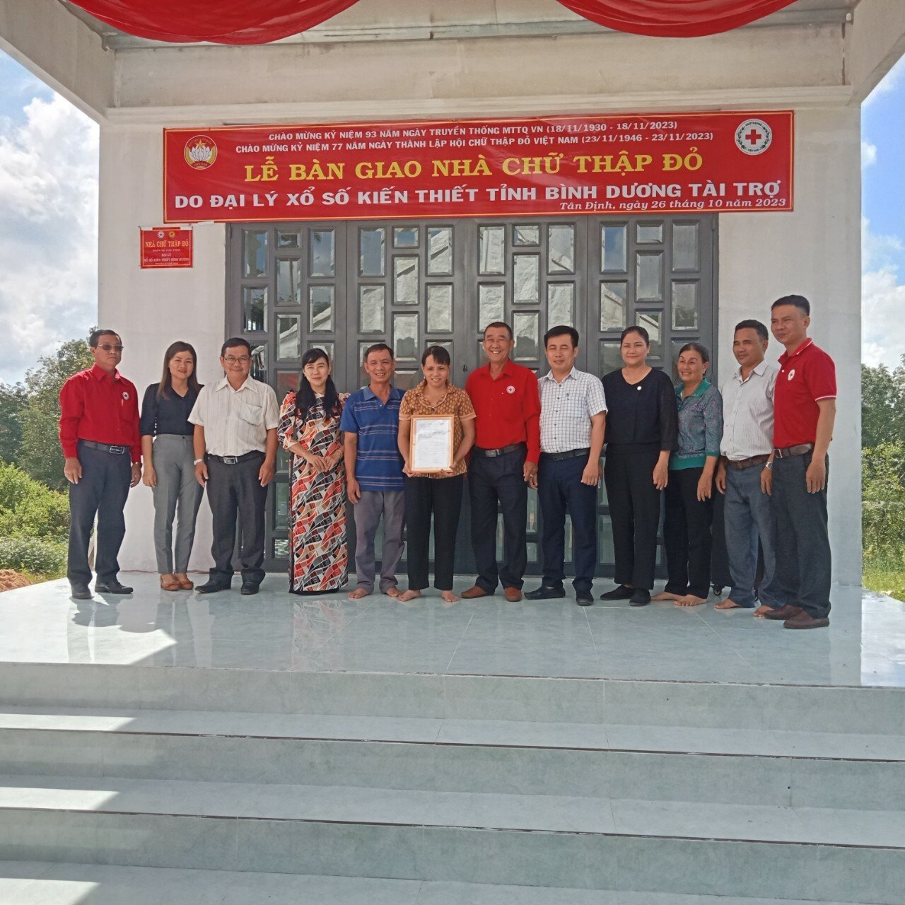 Xã Tân Định trao nhà chữ thập đỏ cho hộ có hoàn cảnh khó khăn.