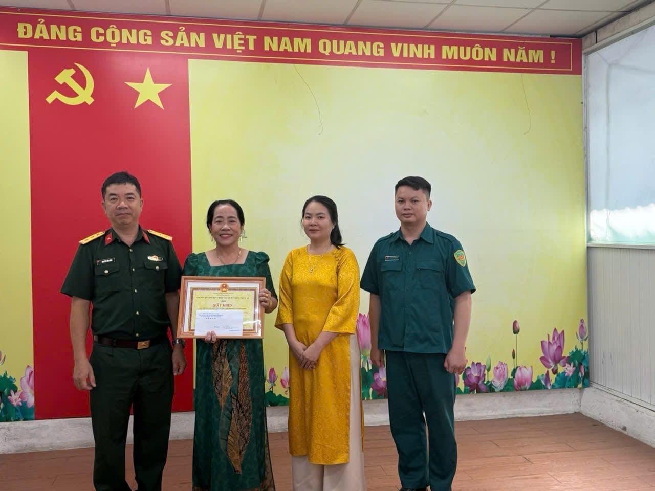 Có thể là hình ảnh về 4 người và văn bản
