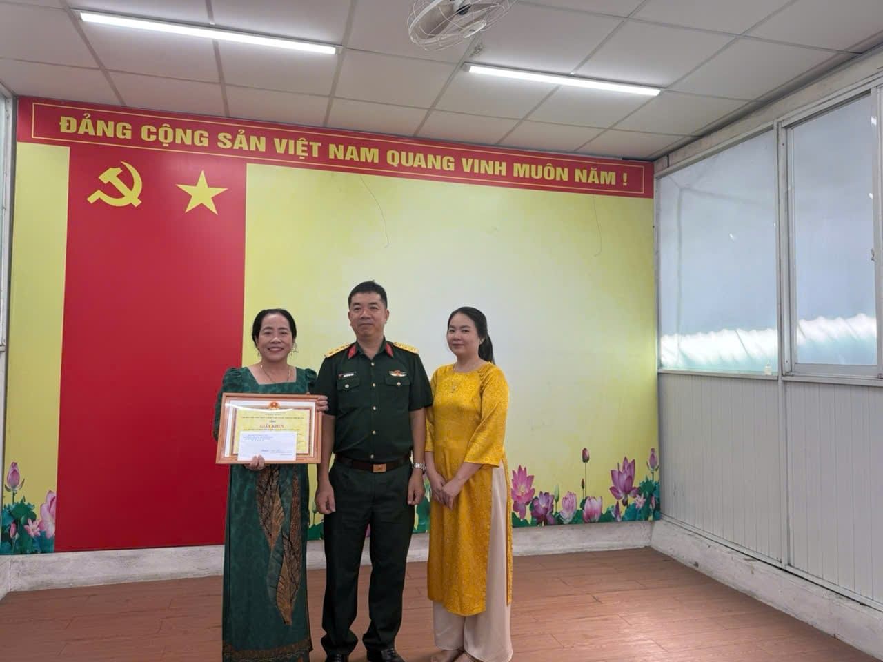 Có thể là hình ảnh về 3 người và văn bản