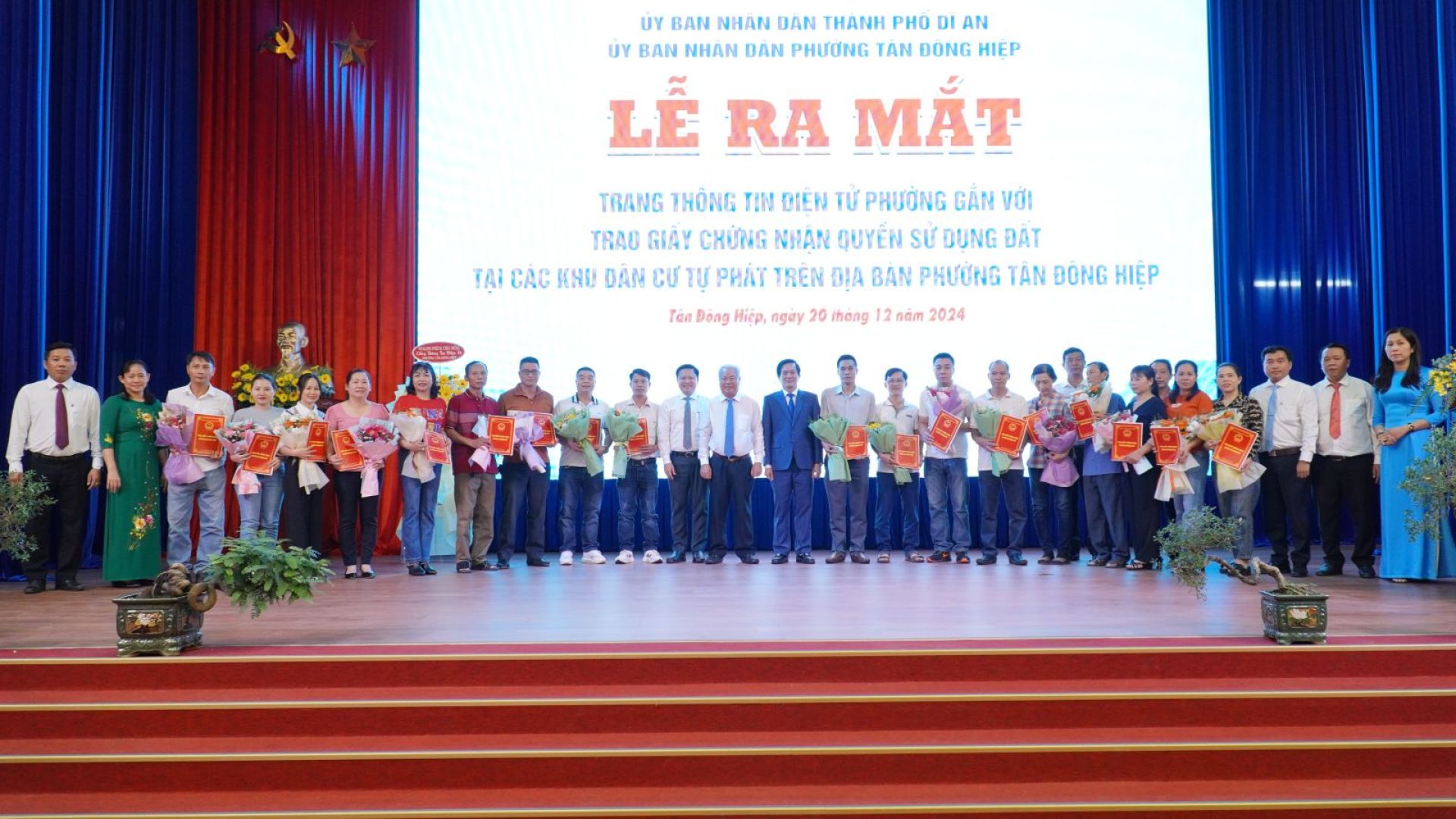 PHƯỜNG TÂN ĐÔNG HIỆP TRAO 20 GIẤY CHỨNG NHẬN QUYỀN SỬ DỤNG ĐẤT CHO CÁ NHÂN, HỘ GIA ĐÌNH TẠI KHU DÂN CƯ TỰ PHÁT