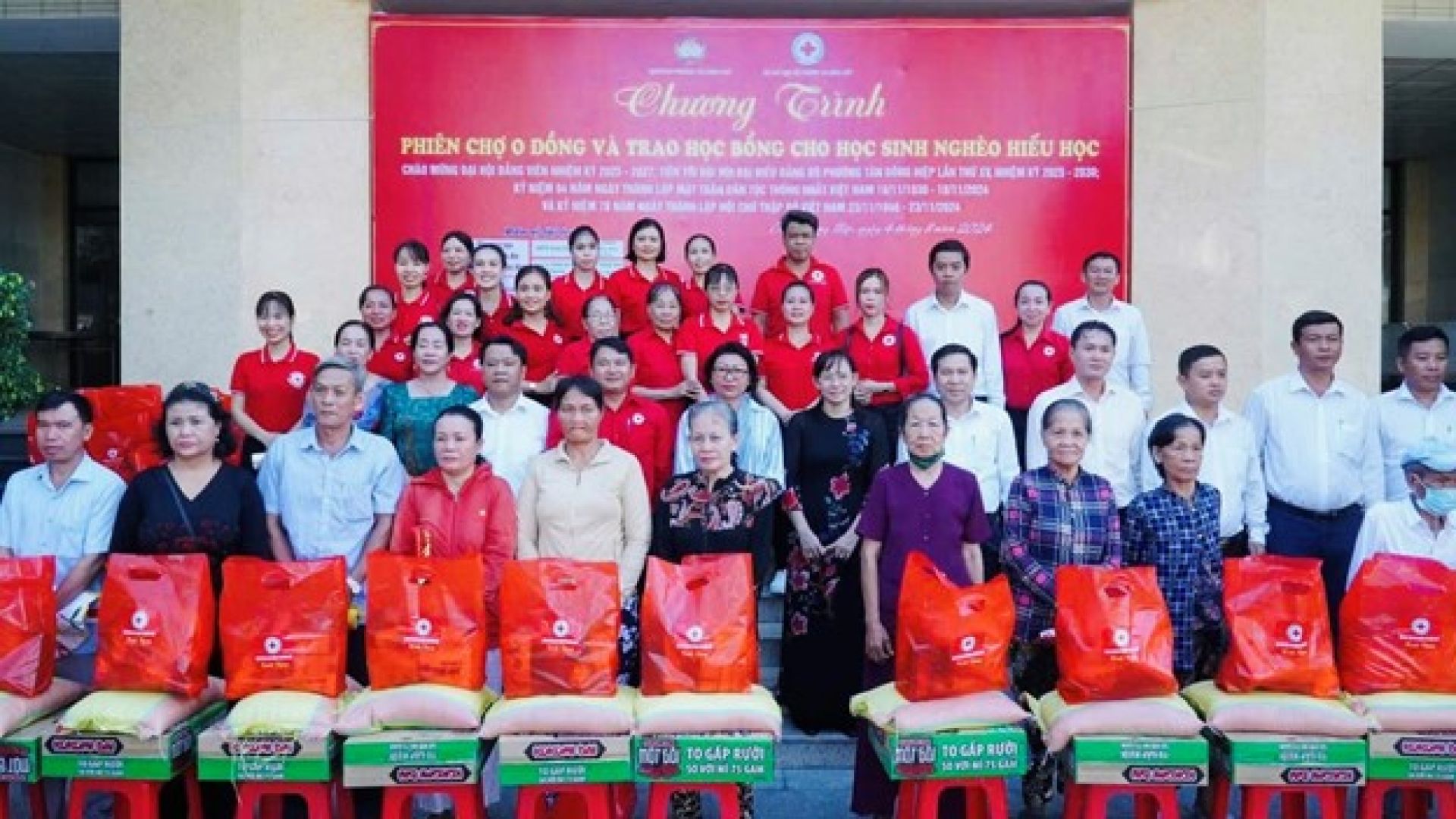 Hội Chữ thập đỏ phường Tân Đông Hiệp: Trao hỗ trợ cho người dân khó khăn, học sinh nghèo