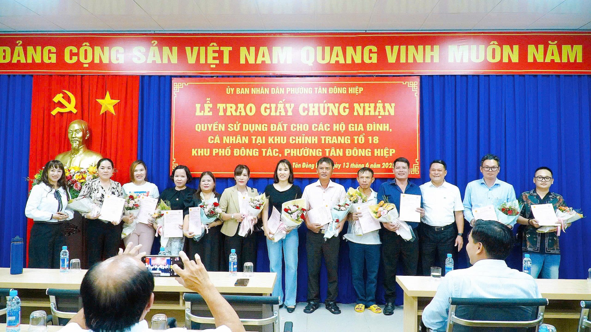 TRAO GIẤY CHỨNG NHẬN QSDĐ VÀ SỞ HỮU NHÀ Ở CHO CÁC HỘ DÂN THUỘC KHU CHỈNH TRANG THEO NGHỊ QUYẾT 35-NQ/TU