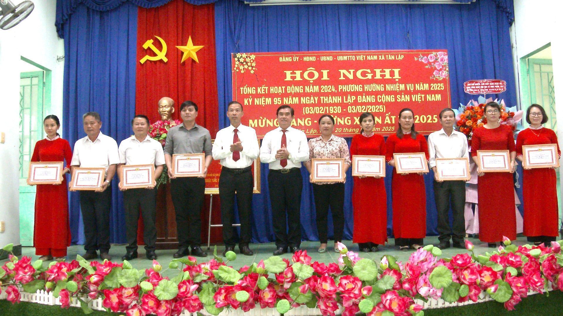 Trao khen thưởng các đảng viên hoàn thành xuất sắc nhiệm vụ