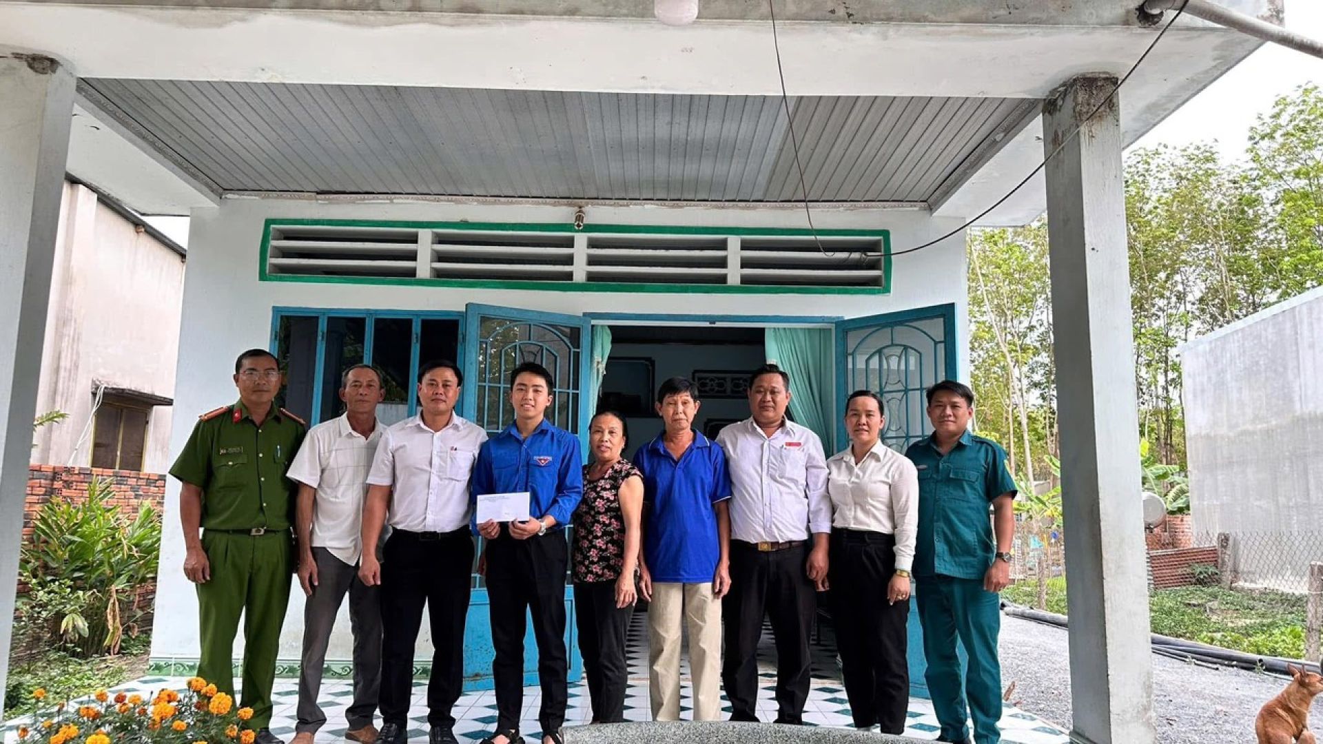 LÃNH ĐẠO XÃ TÂN LẬP THĂM, TẶNG QUÀ CÁC THANH NIÊN TRÚNG TUYỂN NGHĨA VỤ NĂM 2025