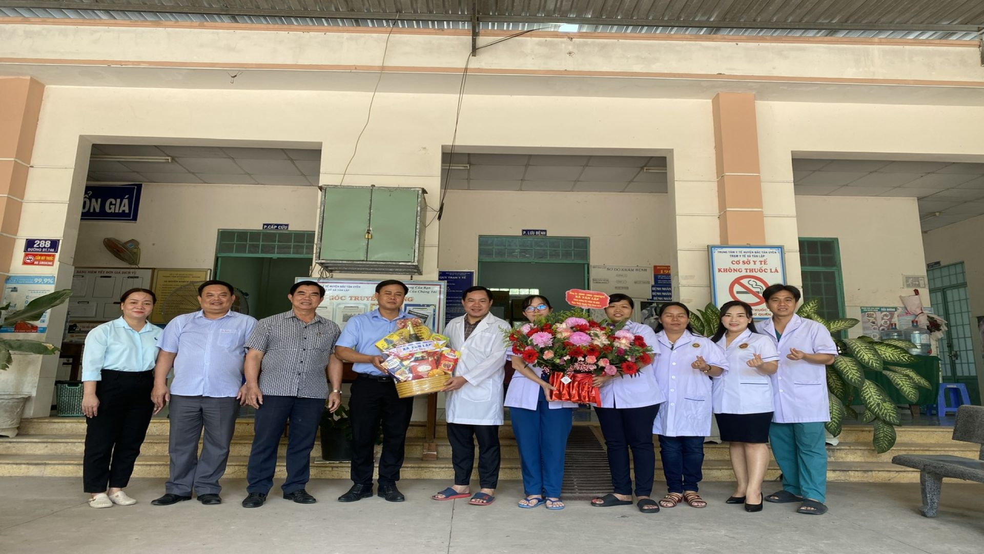 LÃNH ĐẠO XÃ TÂN LẬP TỔ CHỨC THĂM HỎI, TẶNG QUÀ CÁC CÁN BỘ NGÀNH Y TẾ XÃ TÂN LẬP  NHÂN NGÀY THẦY THUỐC VIỆT NAM 27/2