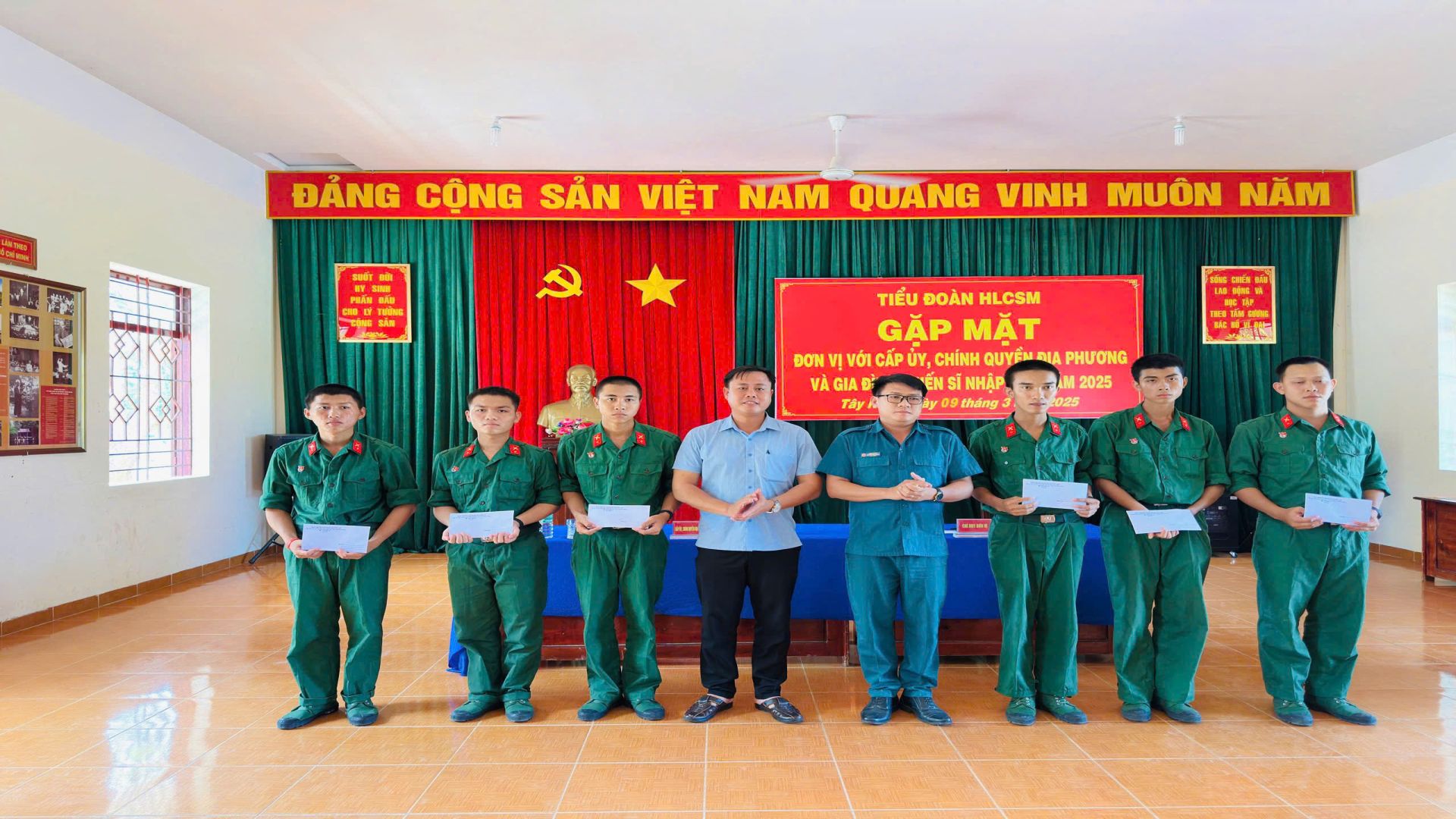 XÃ TÂN LẬP TỔ CHỨC ĐOÀN THĂM HỎI, ĐỘNG VIÊN CÁC TÂN BINH NHẬP NGŨ NĂM 2025