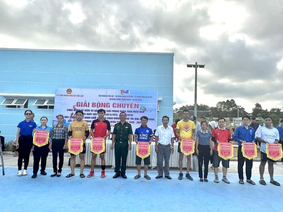 xã Tân Lập tổ chức giải bóng chuyền chào mừng Kỷ niệm  49 năm ngày Giải phóng hoàn toàn miền Nam – thống nhất đất nước (30/4/1975 – 30/4/2024) và ngày Quốc tế lao động 1/5.