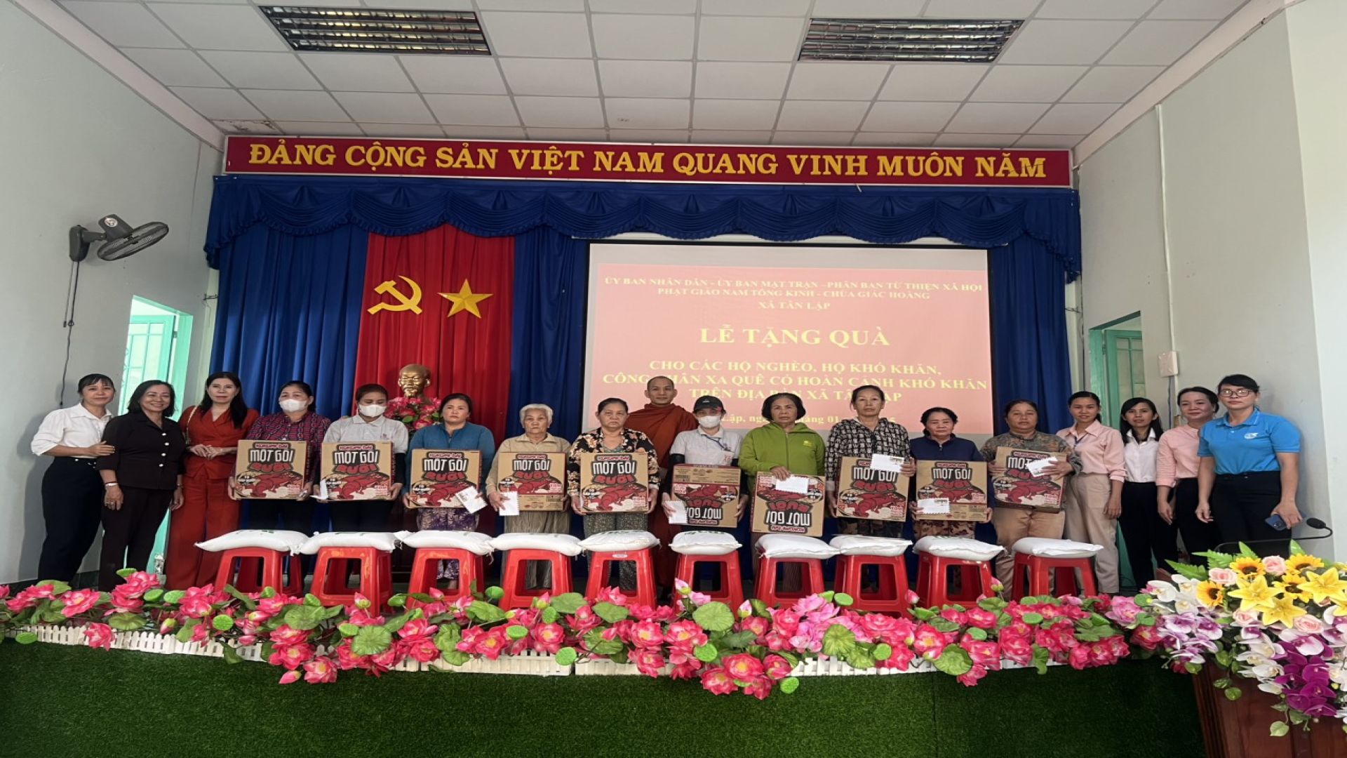 CHÙA GIÁC HOÀNG TRAO TẶNG QUÀ TẾT XUÂN ẤT TỴ CHO HỘ NGHÈO, HỘ CẬN NGHÈO HỘ KHÓ KHĂN