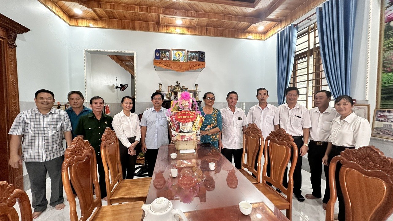 XÃ TÂN LẬP THĂM, TẶNG QUÀ CÁC GIA ĐÌNH CHÍNH SÁCH, NGƯỜI CÓ CÔNG NHÂN NGÀY THƯƠNG BINH – LIỆT SĨ 27/7