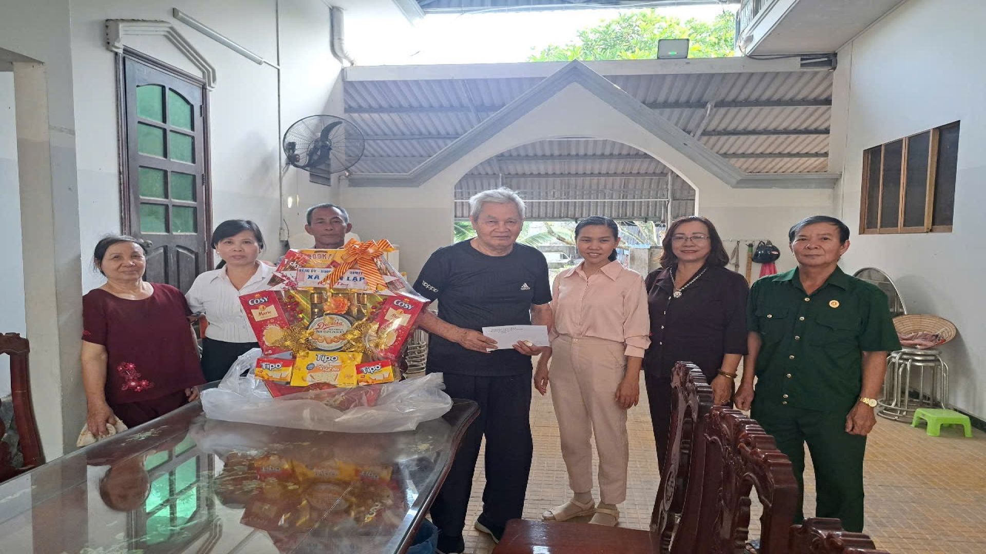 LÃNH ĐẠO HUYỆN BTU VÀ LÃNH ĐẠO XÃ TÂN LẬP THĂM, TẶNG QUÀ CÁC GIA ĐÌNH CHÍNH SÁCH, NGƯỜI CAO TUỔI NHÂN DỊP TẾT NGUYÊN ĐÁN ẤT TỴ NĂM 2025