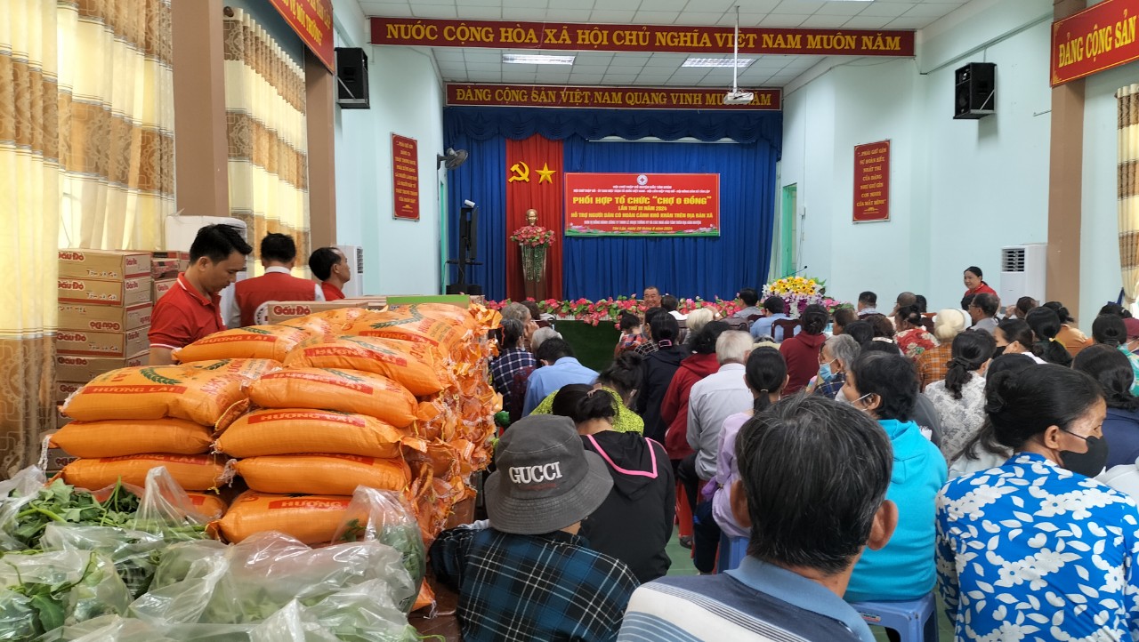 XÃ TÂN LẬP TỔ CHỨC PHIÊN CHỢ “0 ĐỒNG”