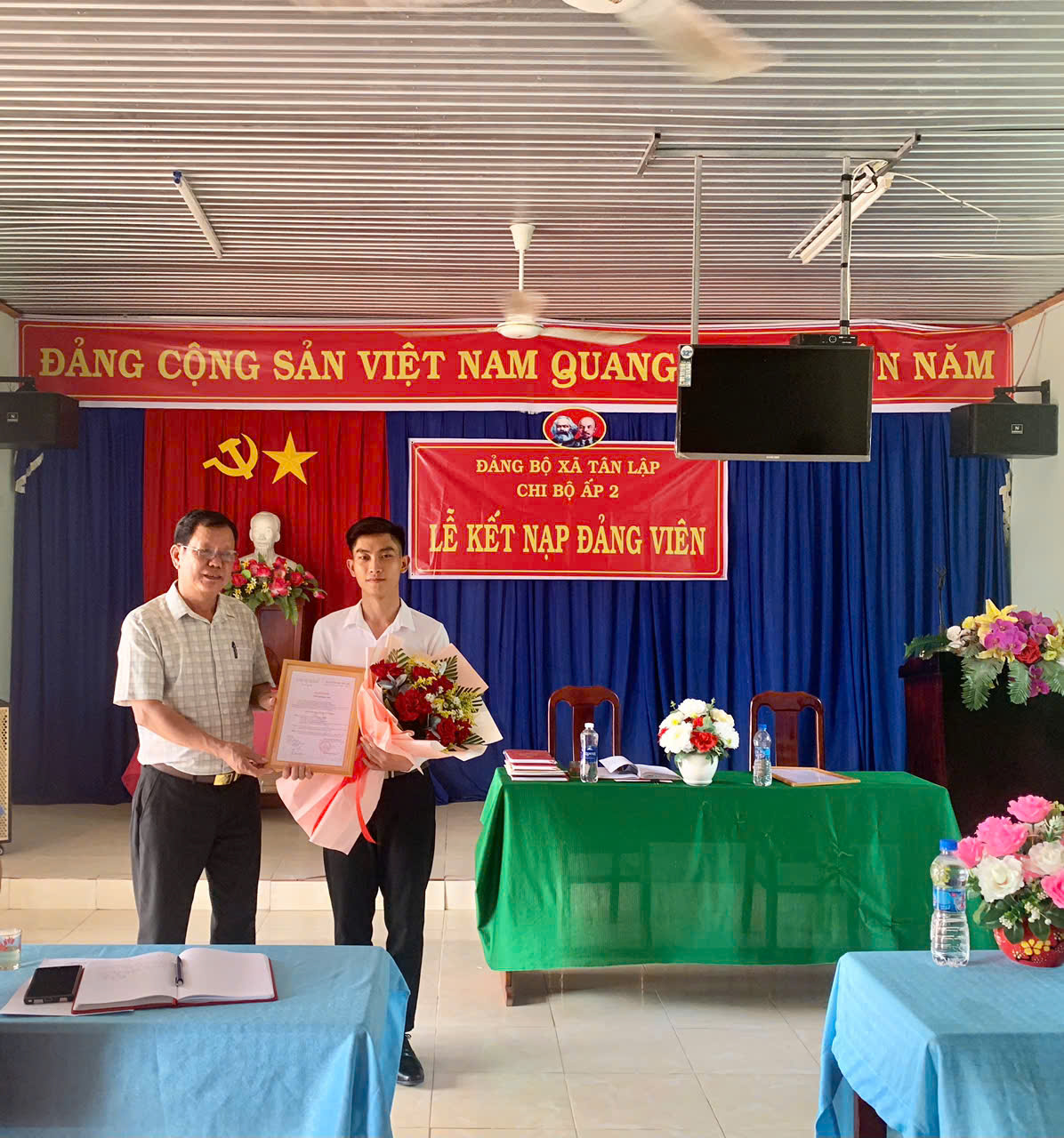 XÃ TÂN LẬP TỔ CHỨC KẾT NẠP ĐẢNG VIÊN MỚI
