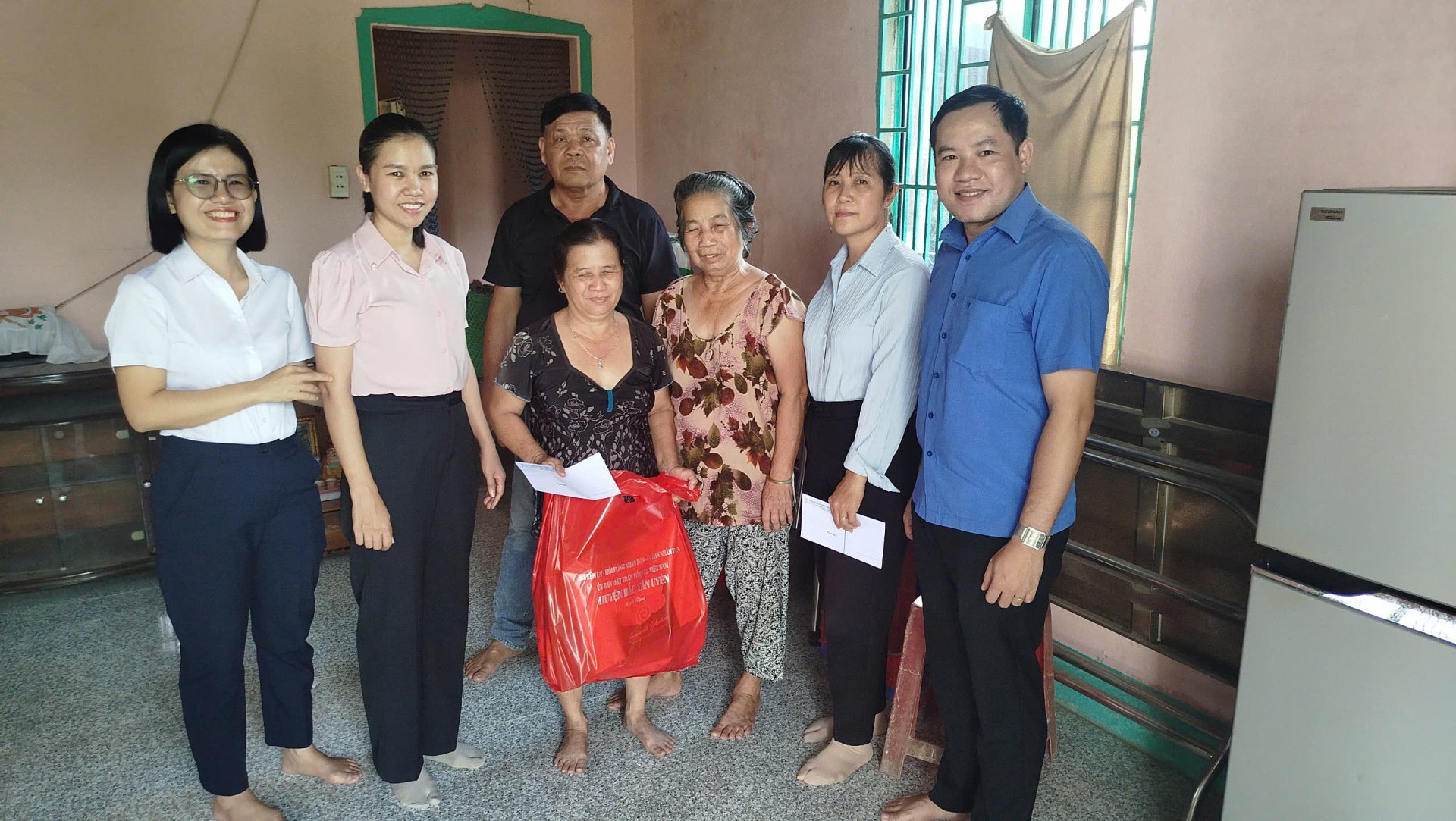 XÃ TÂN LẬP THĂM TẶNG QUÀ CHO NGƯỜI KHUYẾT TẬT NHÂN NGÀY NGƯỜI KHUYẾT TẬT VIỆT NAM 18/4