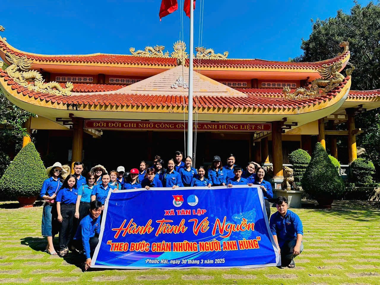 HÀNH TRÌNH VỀ NGUỒN "THEO BƯỚC CHÂN NHỮNG NGƯỜI ANH HÙNG"
