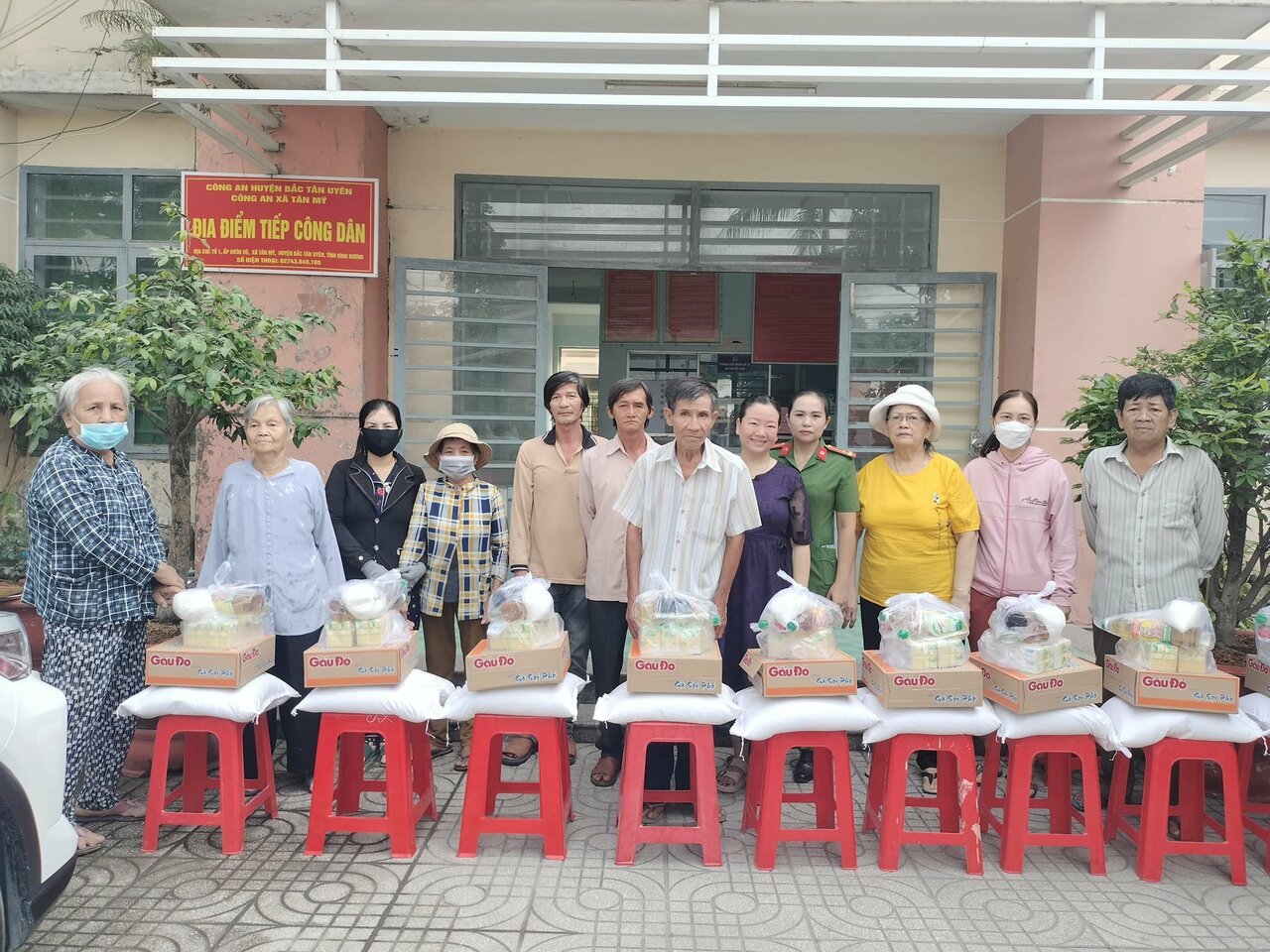 Tân Mỹ tổ chức trao tặng quà cho hộ nghèo, hộ cận nghèo, hộ gia đình khó khăn trên địa bàn xã