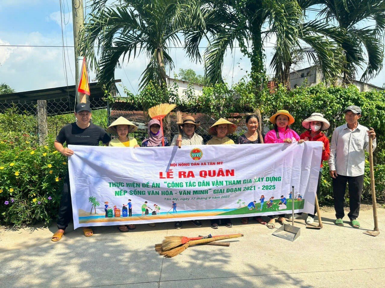 Hội nông dân xã Tân Mỹ ra quân tổng vệ sinh môi trường