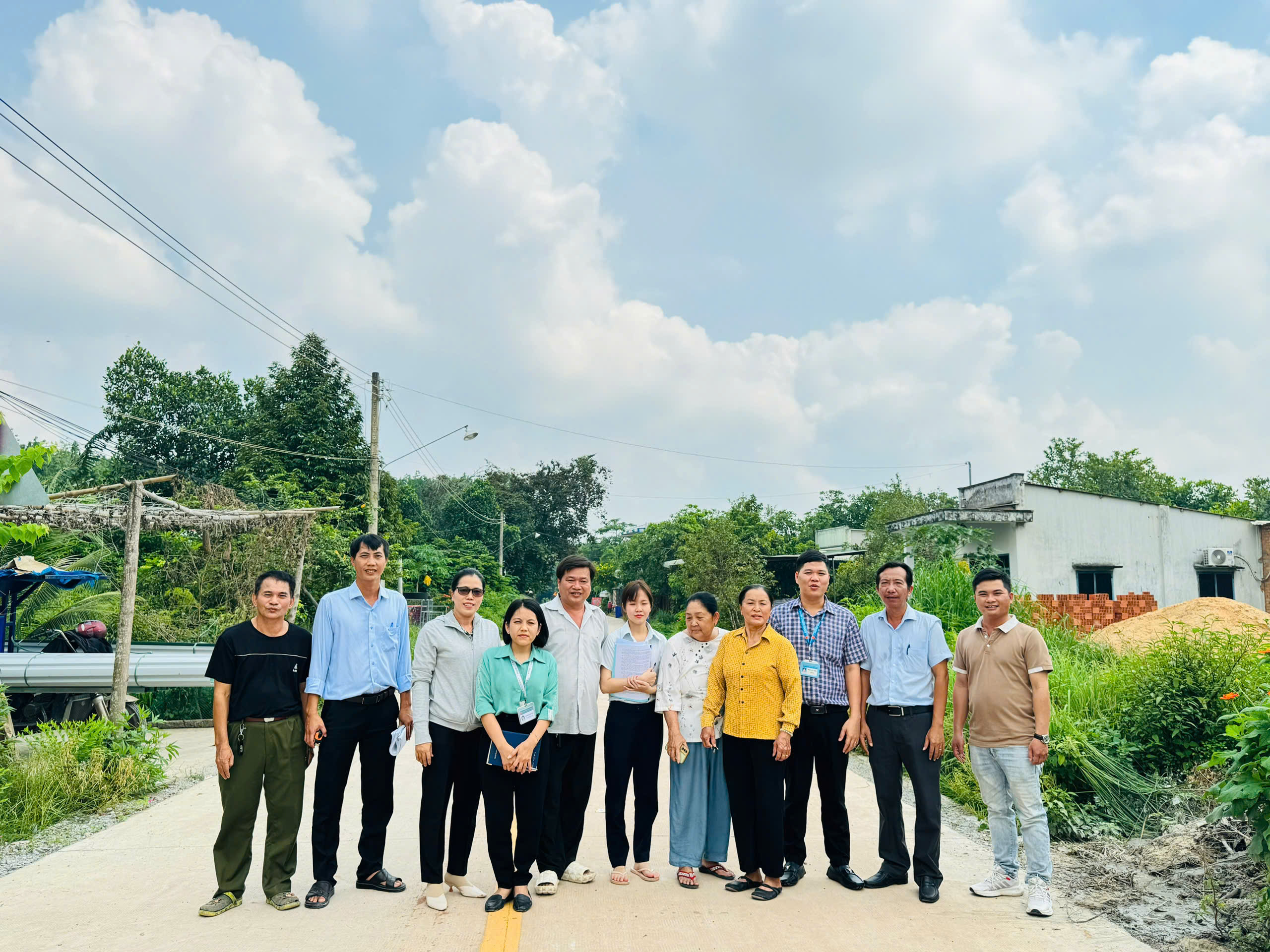 Uỷ ban Mặt trận Tổ quốc Việt Nam thị trấn Tân Thành tham gia giám sát nghiệm thu và tổ chức giám sát công trình nâng cấp, mở rộng Bê tông xi măng các tuyến đường trên địa bàn thị trấn.