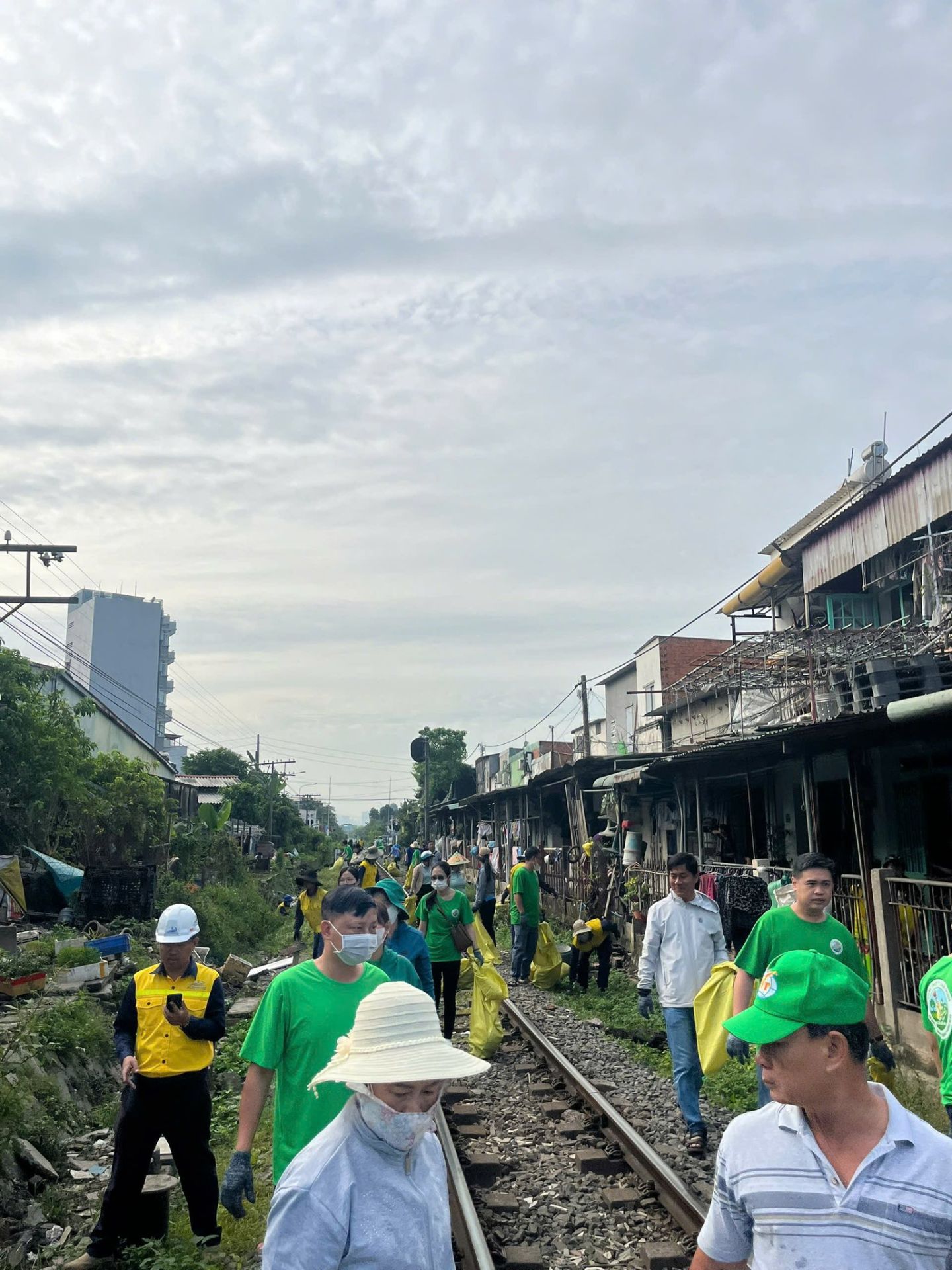 C&oacute; thể l&agrave; h&igrave;nh ảnh về một hoặc nhiều người, t&agrave;u hỏa v&agrave; c&aacute;p treo