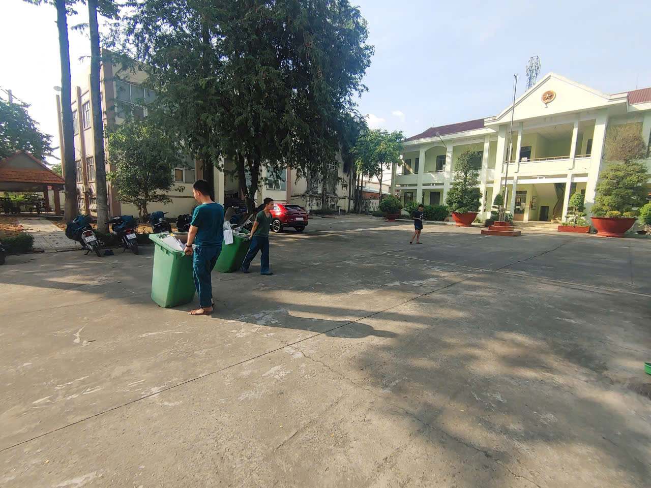 C&oacute; thể l&agrave; h&igrave;nh ảnh về xe m&ocirc;t&ocirc;, cỏ v&agrave; c&acirc;y