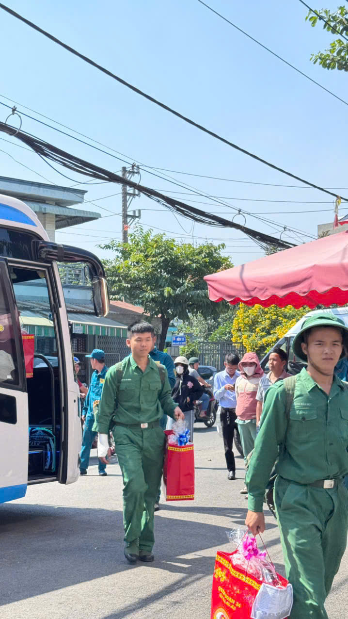 C&oacute; thể l&agrave; h&igrave;nh ảnh về một hoặc nhiều người v&agrave; văn bản