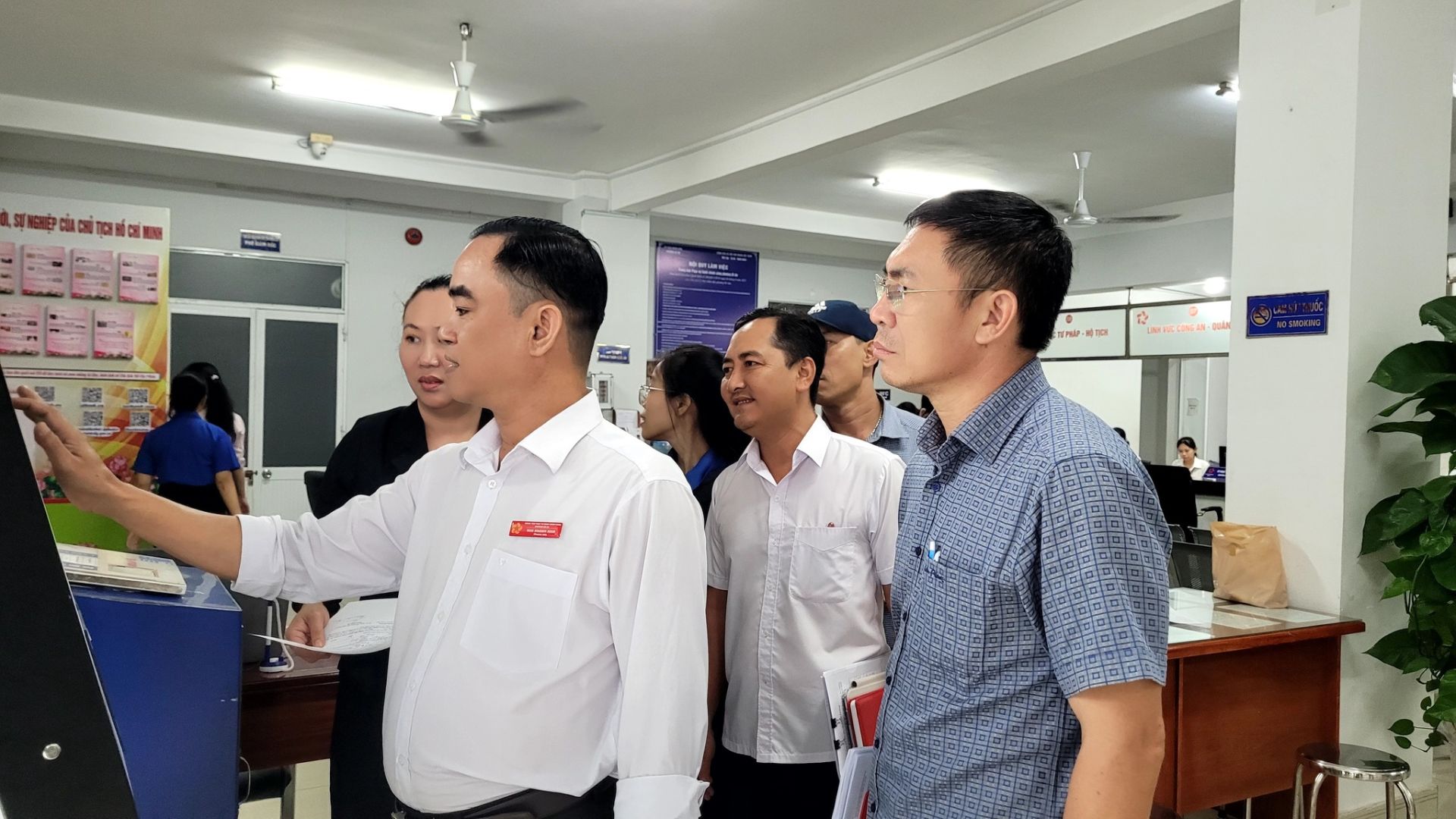 C&oacute; thể l&agrave; h&igrave;nh ảnh về một hoặc nhiều người, loa v&agrave; văn bản