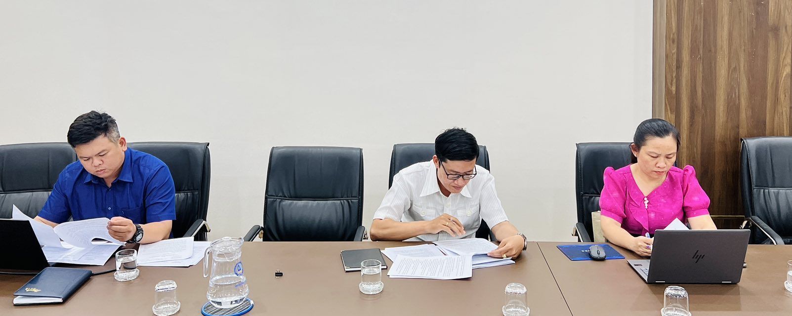 C&oacute; thể l&agrave; h&igrave;nh ảnh về 3 người, mọi người đang học v&agrave; b&agrave;n