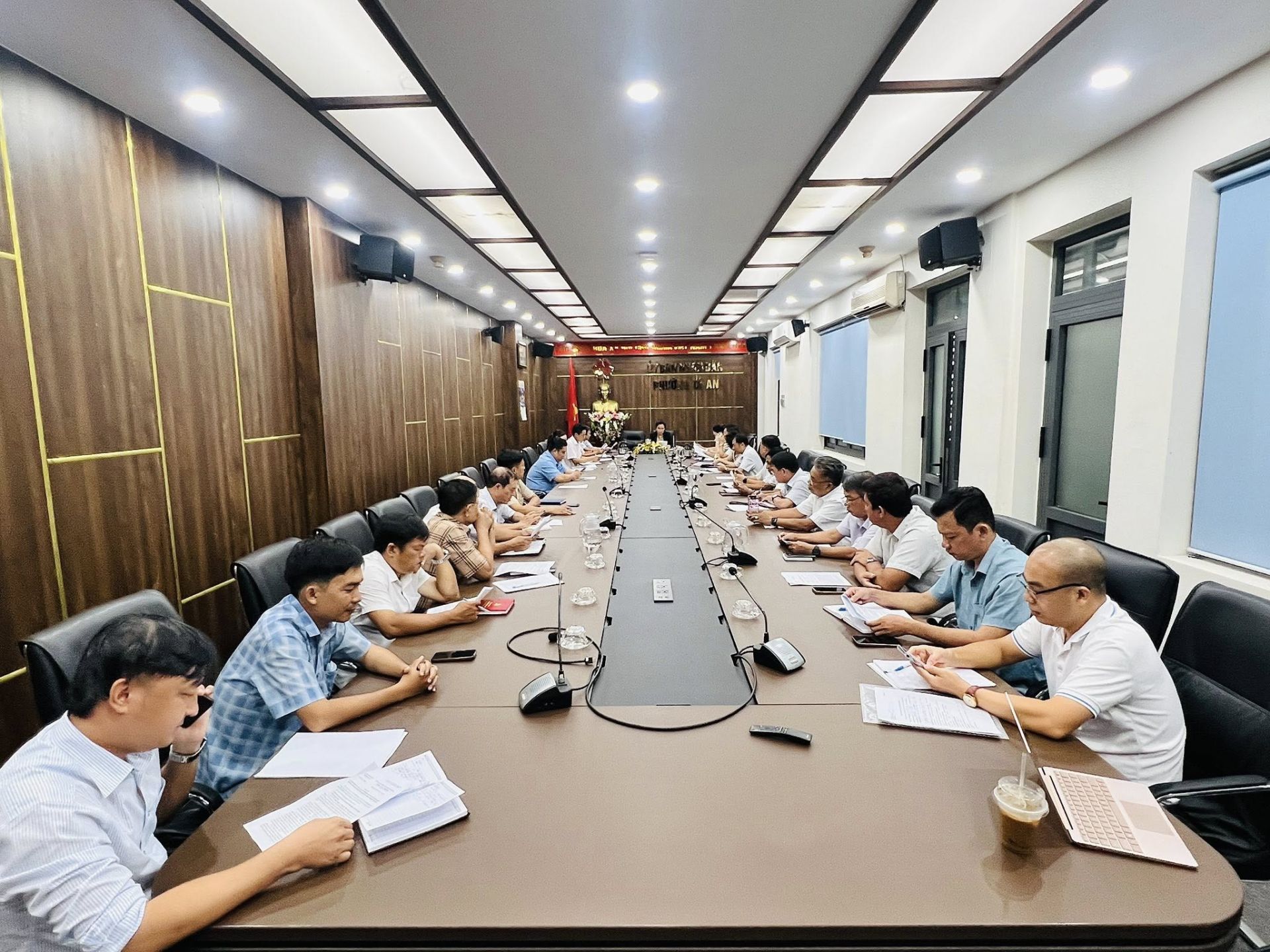 C&oacute; thể l&agrave; h&igrave;nh ảnh về một hoặc nhiều người, mọi người đang học, b&agrave;n v&agrave; văn bản cho biết '4 + N'