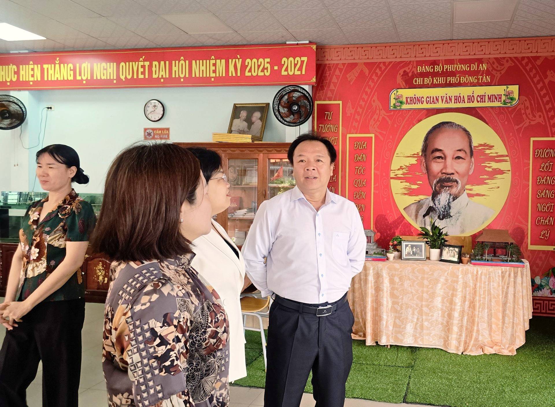 C&oacute; thể l&agrave; h&igrave;nh ảnh về một hoặc nhiều người v&agrave; văn bản