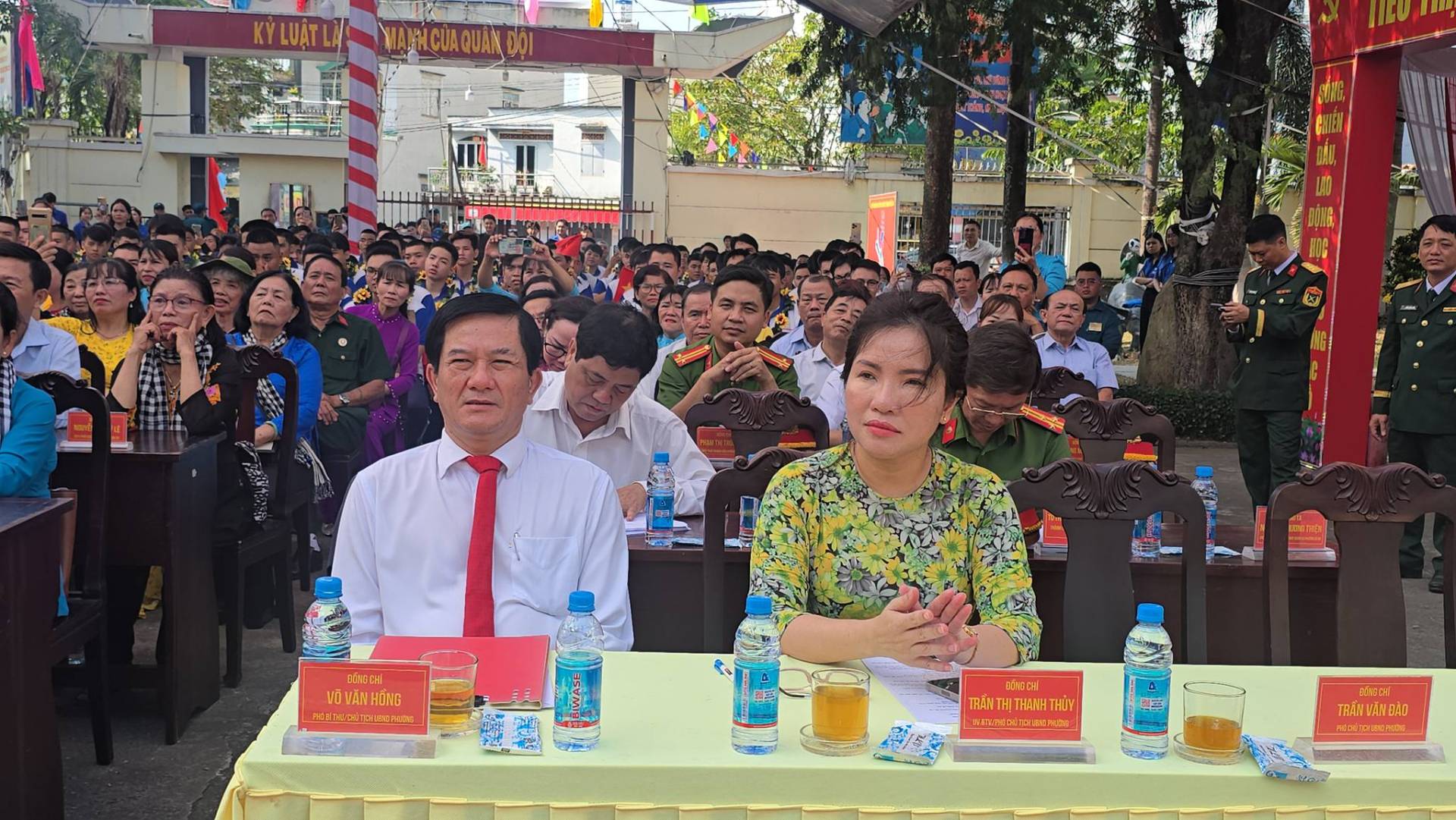 C&oacute; thể l&agrave; h&igrave;nh ảnh về một hoặc nhiều người v&agrave; văn bản