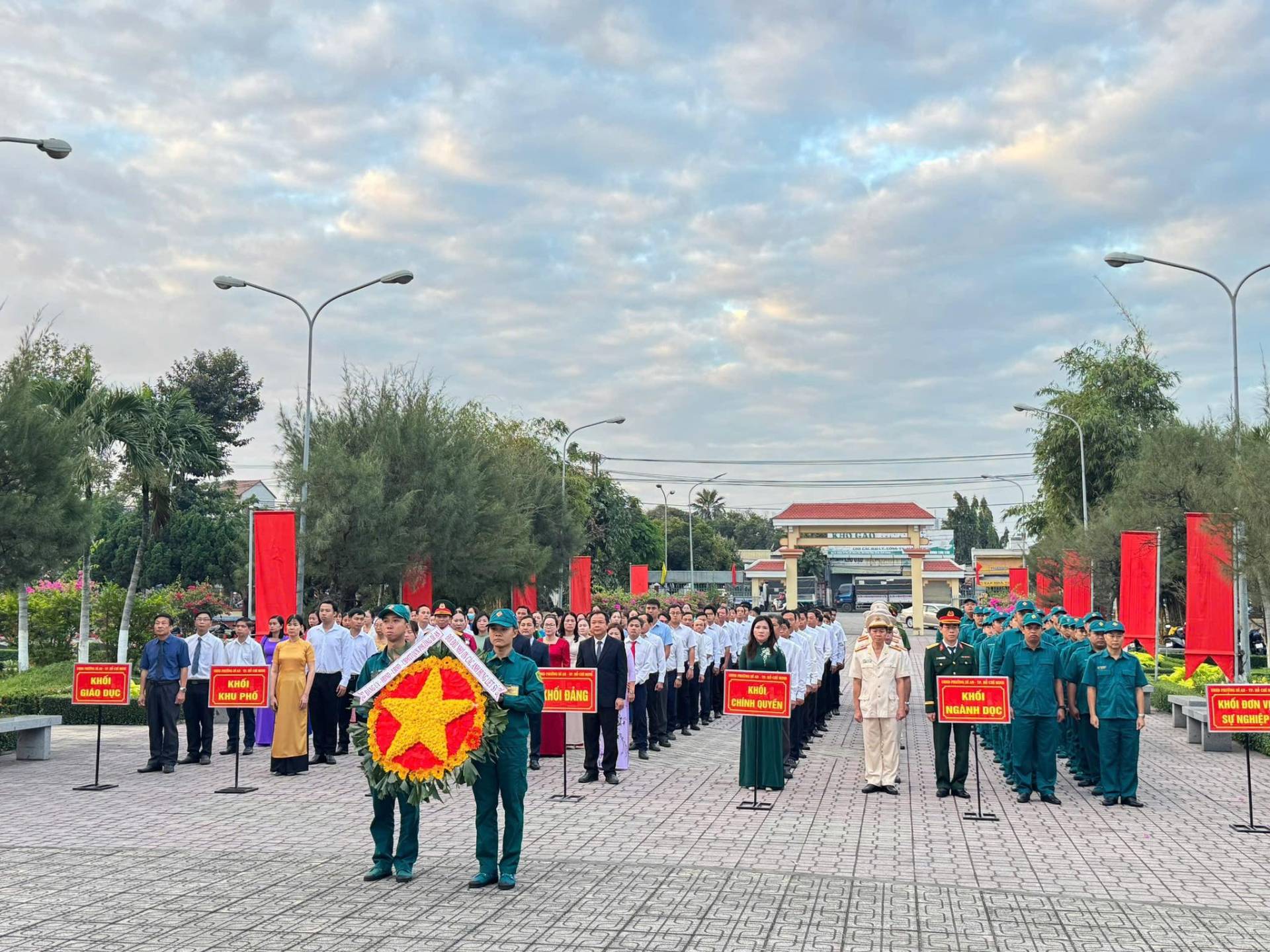 C&oacute; thể l&agrave; h&igrave;nh ảnh về một hoặc nhiều người v&agrave; văn bản