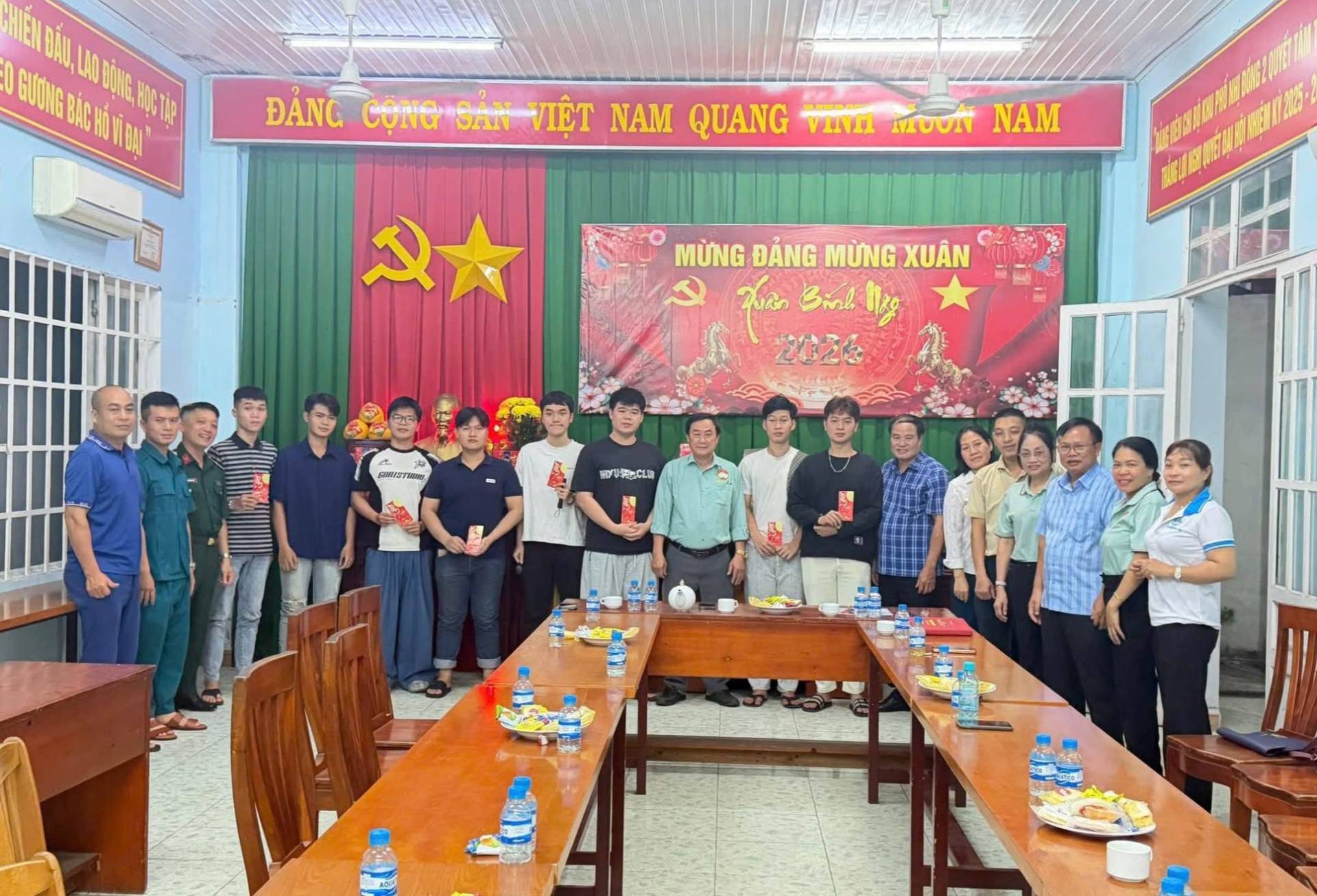 C&oacute; thể l&agrave; h&igrave;nh ảnh về một hoặc nhiều người v&agrave; văn bản