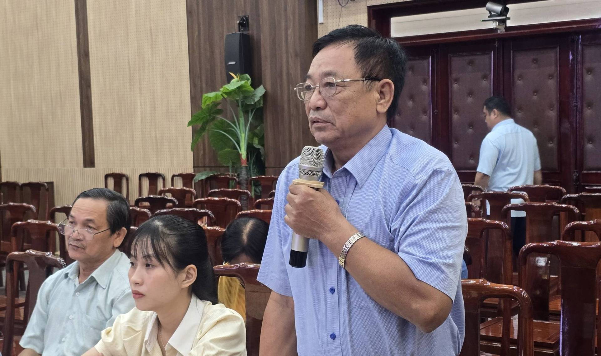 C&oacute; thể l&agrave; h&igrave;nh ảnh về c&aacute;i bục v&agrave; văn bản