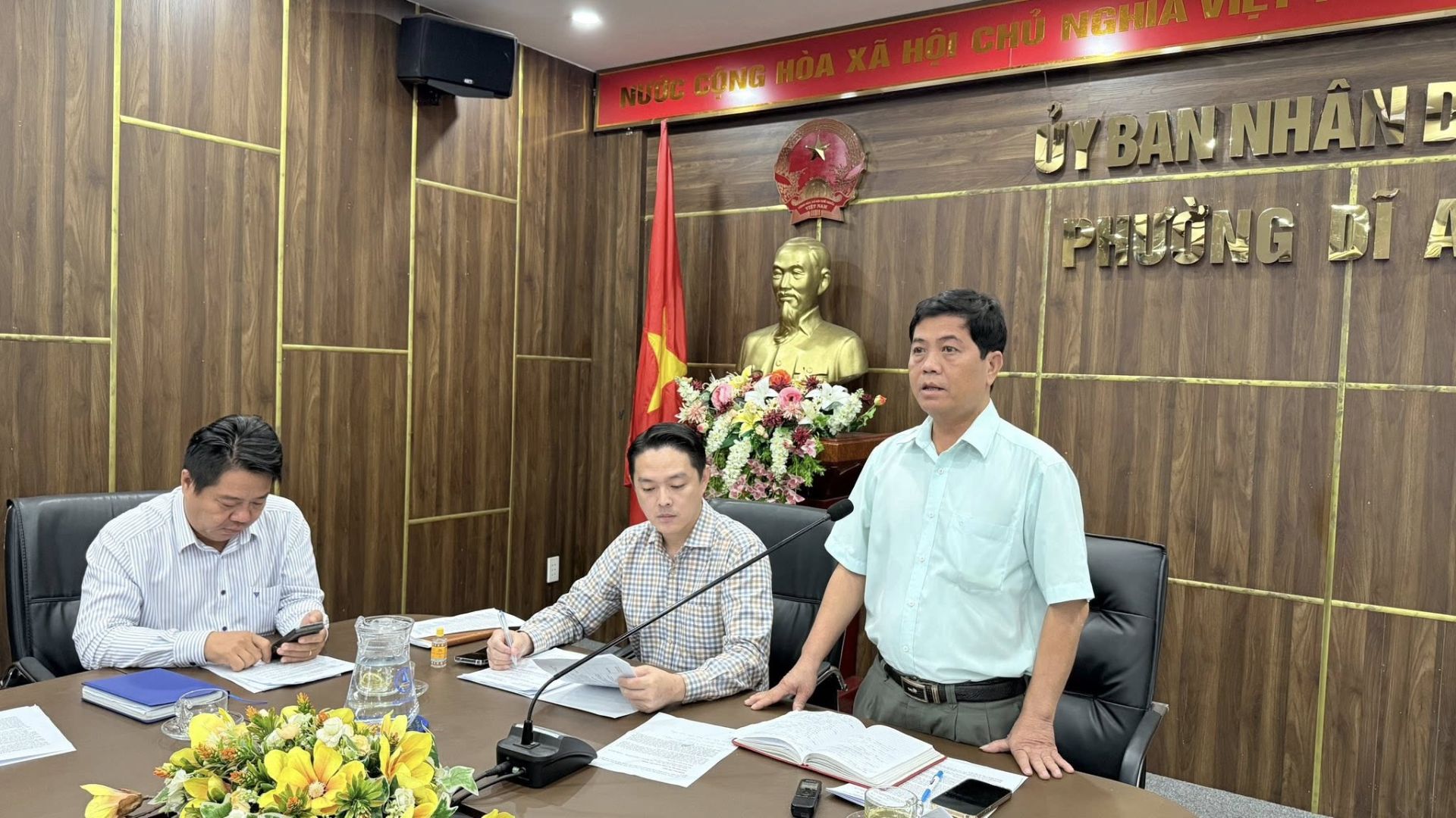 C&oacute; thể l&agrave; h&igrave;nh ảnh về 3 người v&agrave; văn bản