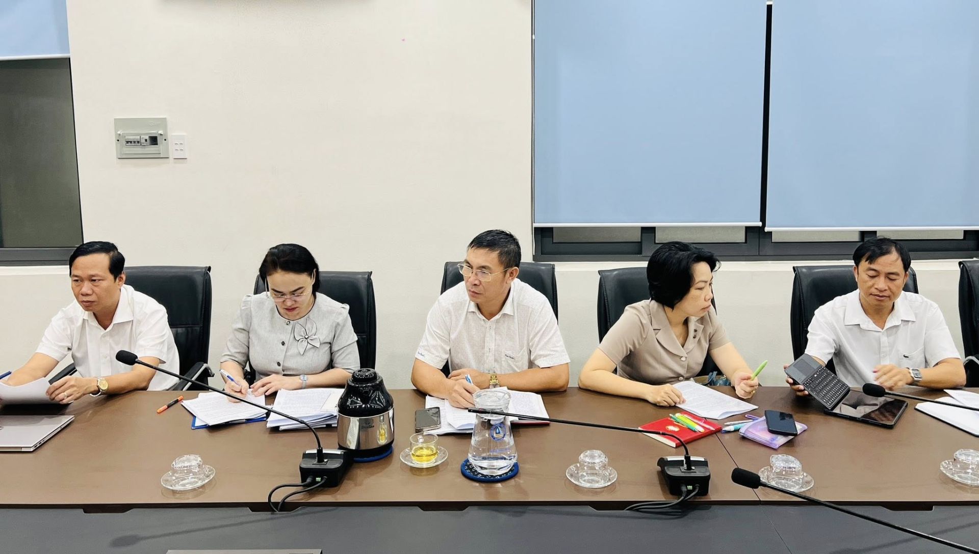 C&oacute; thể l&agrave; h&igrave;nh ảnh về một hoặc nhiều người, mọi người đang học, b&agrave;n v&agrave; văn bản