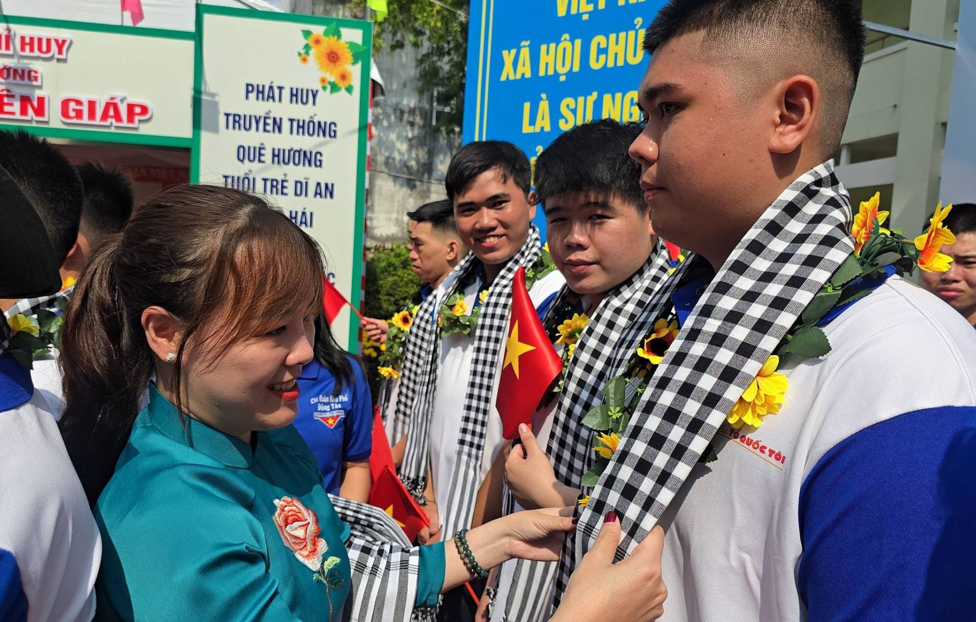 C&oacute; thể l&agrave; h&igrave;nh ảnh về một hoặc nhiều người v&agrave; văn bản cho biết 'i HUY ONG EN GIẤP PH&Aacute;T PH&Aacute;THUY HUY TRUYỀN THỐNG QU&Ecirc; HƯƠNG THỐITRẺ THỐI TRẺ DI D&Igrave;AN AN H&Aacute;I X&Atilde; HỘI CH&Uacute; L&Agrave; SING SIr NG pliten plfontocM CHFE Blegin eTin QUOCTO T&Oacute;I'