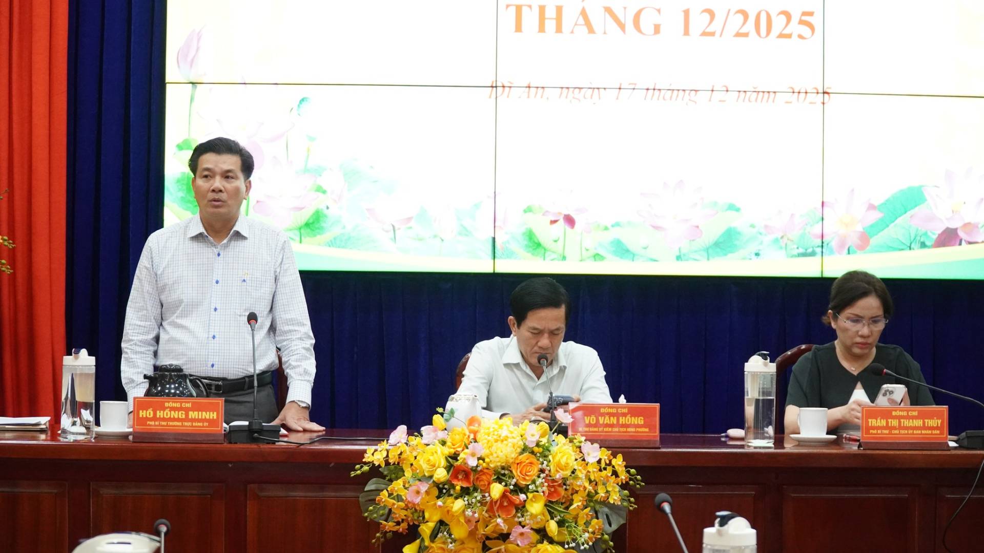 C&oacute; thể l&agrave; h&igrave;nh ảnh về một hoặc nhiều người, ph&ograve;ng tin tức, c&aacute;i bục v&agrave; văn bản