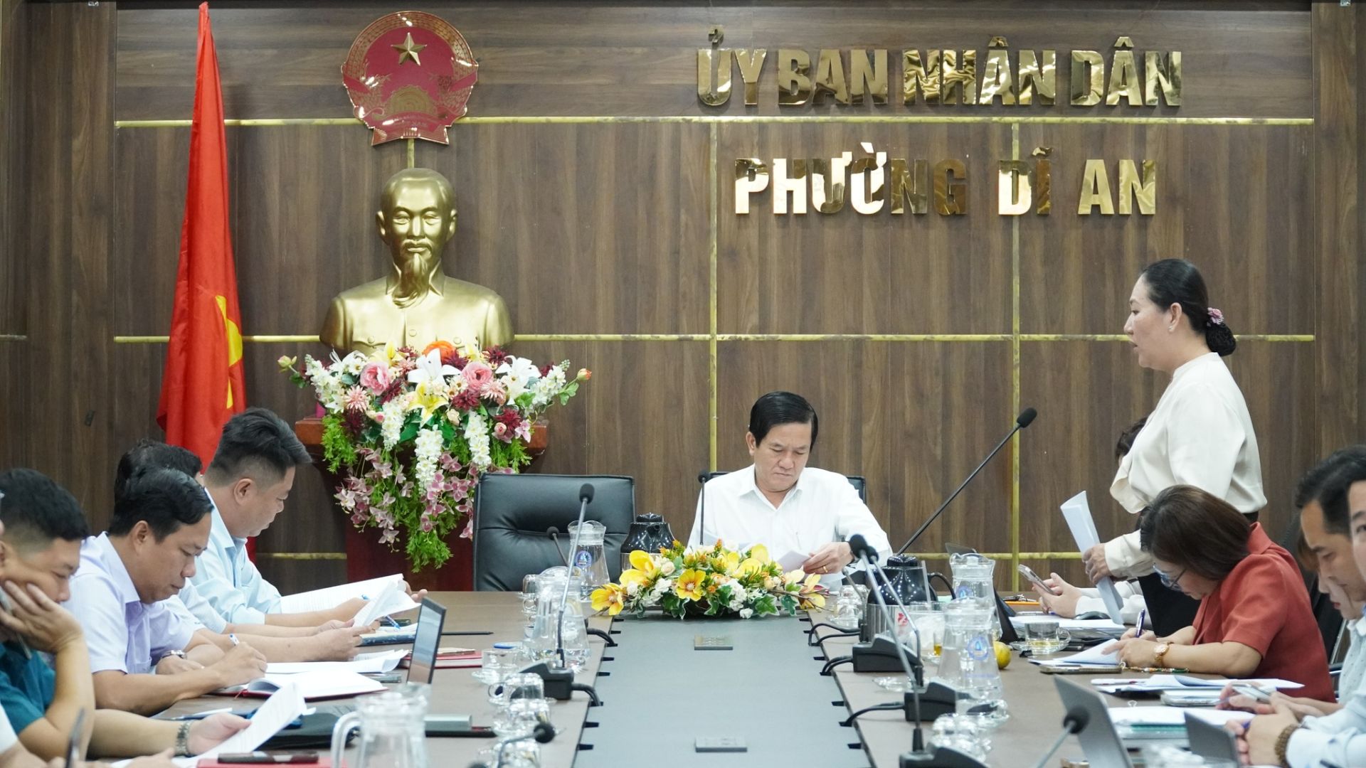 C&oacute; thể l&agrave; h&igrave;nh ảnh về một hoặc nhiều người, đền thờ v&agrave; văn bản cho biết 'BV UYBAN İVBANMHANDAN RAN N NHAN D&Acirc;N PhƯỦ D AN'