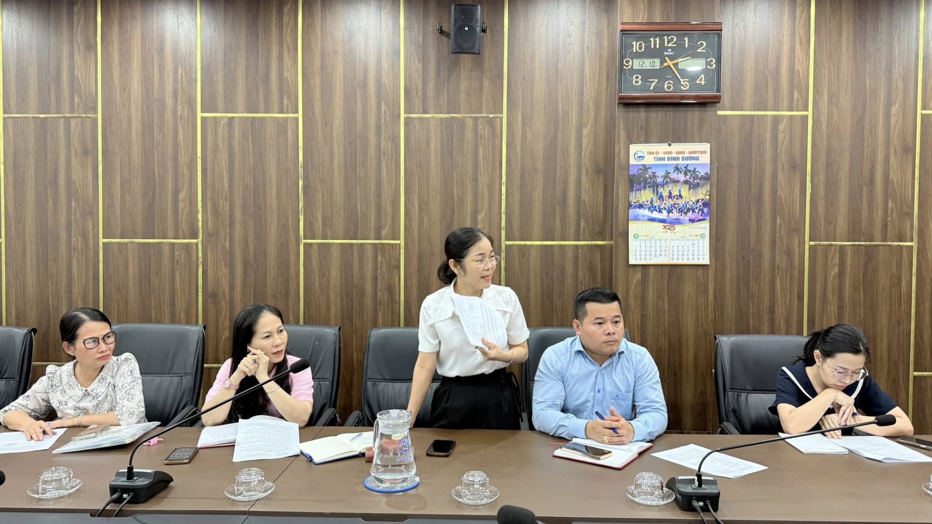 C&oacute; thể l&agrave; h&igrave;nh ảnh về một hoặc nhiều người, b&agrave;n v&agrave; văn bản