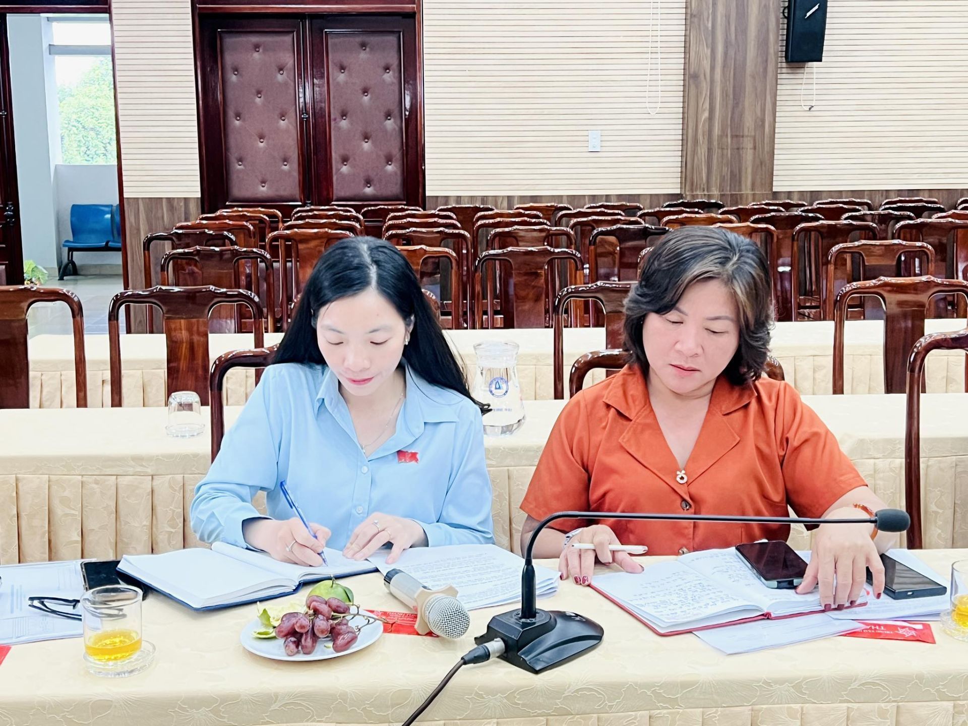 C&oacute; thể l&agrave; h&igrave;nh ảnh về 2 người, mọi người đang học v&agrave; văn bản