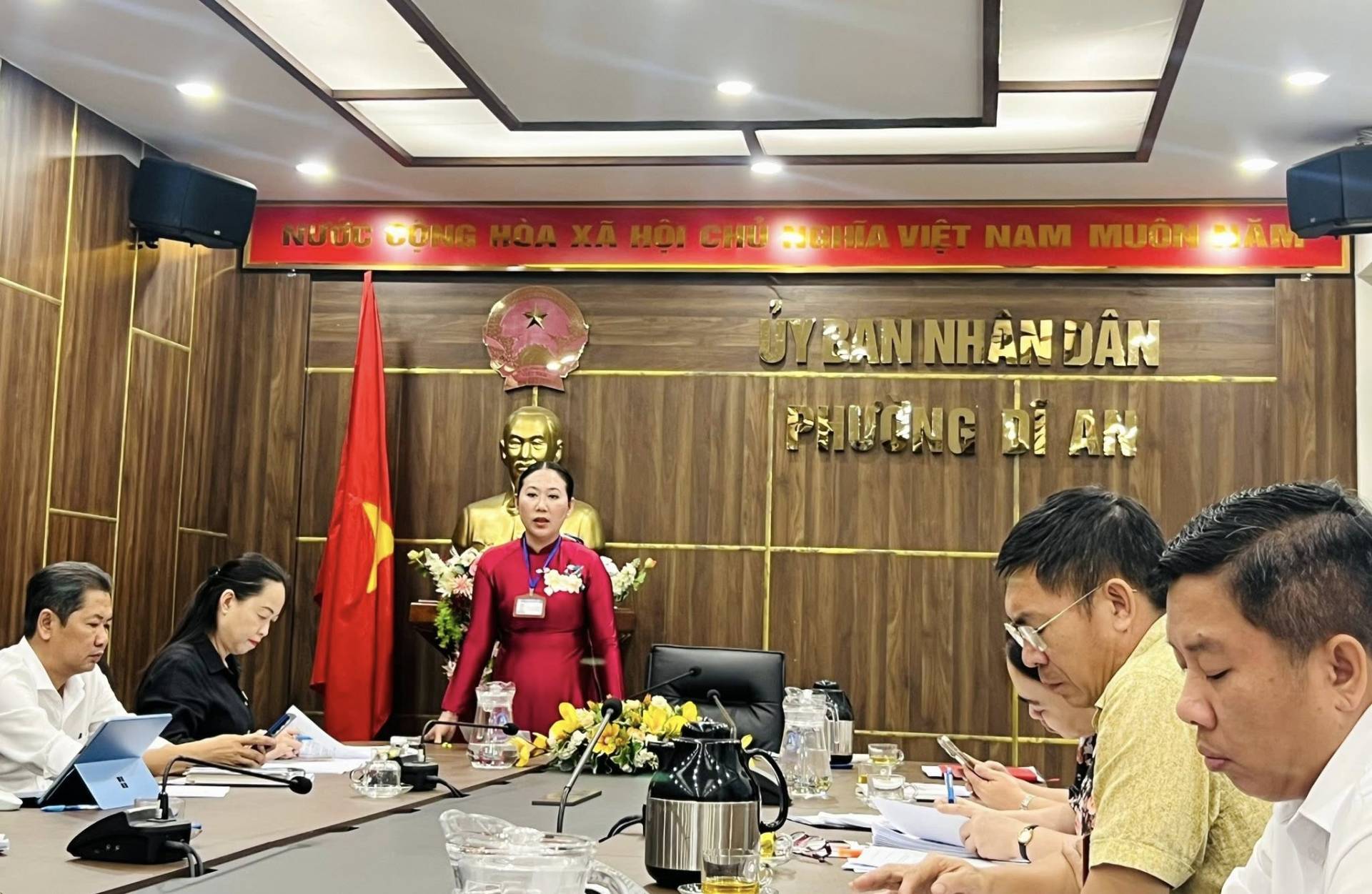 C&oacute; thể l&agrave; h&igrave;nh ảnh về một hoặc nhiều người v&agrave; văn bản