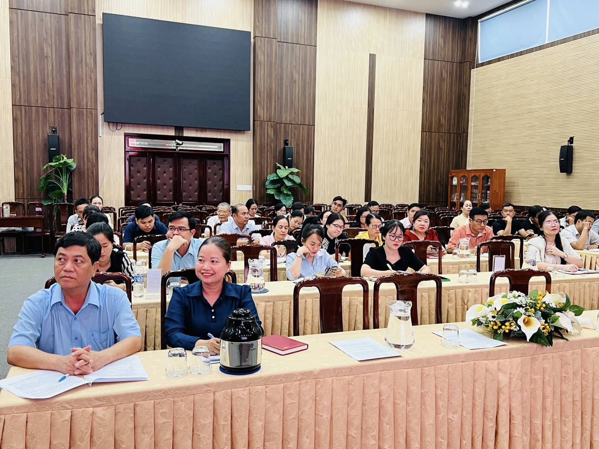 C&oacute; thể l&agrave; h&igrave;nh ảnh về c&aacute;i bục v&agrave; văn bản