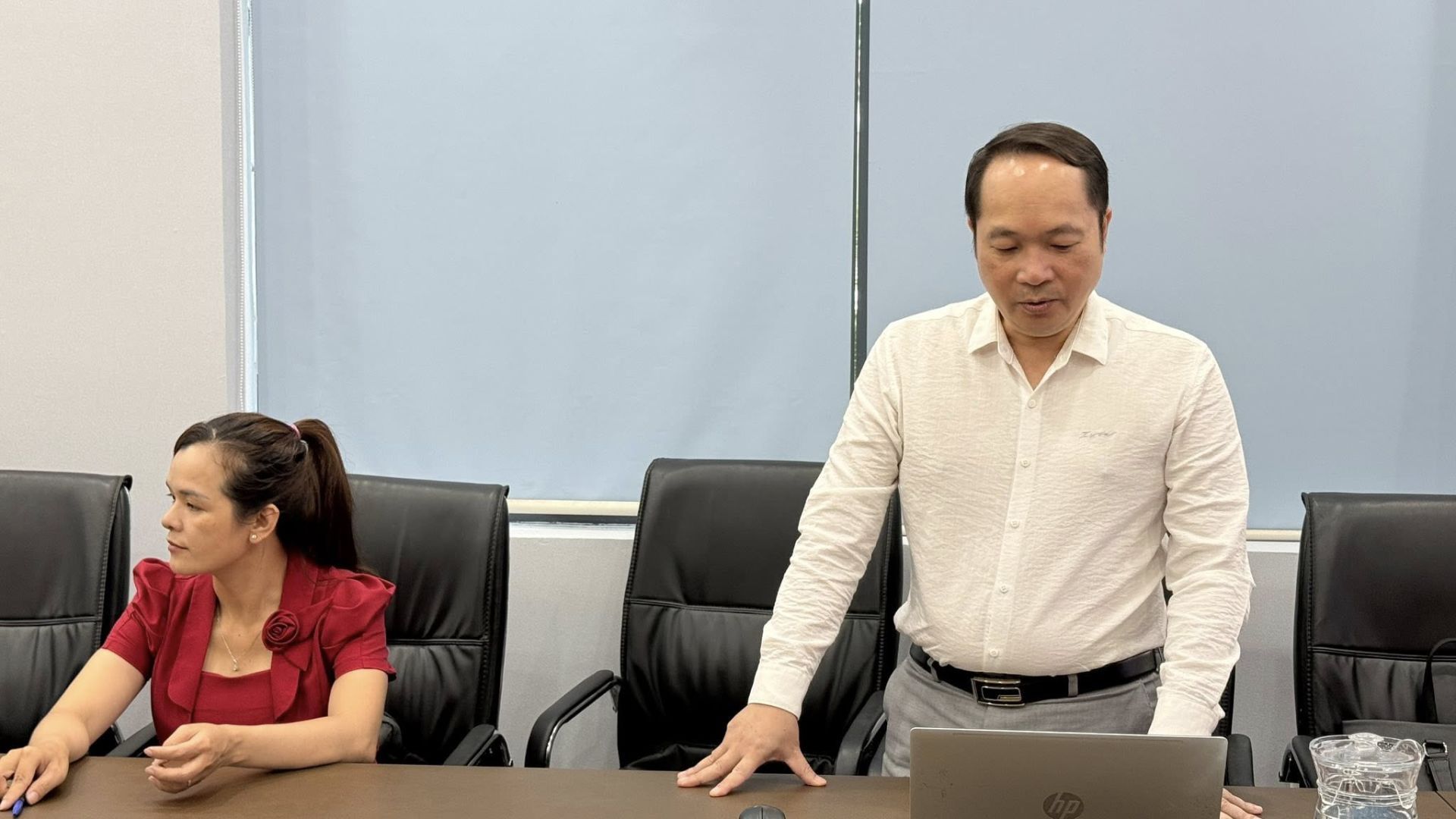 C&oacute; thể l&agrave; h&igrave;nh ảnh về một hoặc nhiều người v&agrave; ph&ograve;ng tin tức