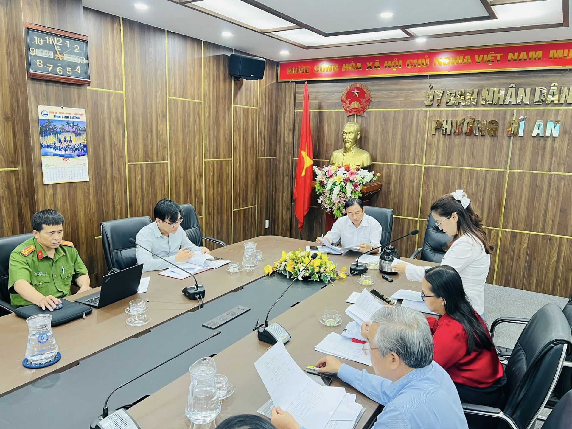 C&oacute; thể l&agrave; h&igrave;nh ảnh về 6 người, ph&ograve;ng tin tức v&agrave; văn bản