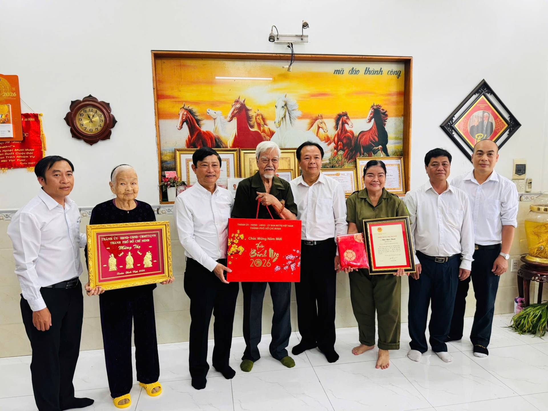 C&oacute; thể l&agrave; h&igrave;nh ảnh về một hoặc nhiều người v&agrave; văn bản