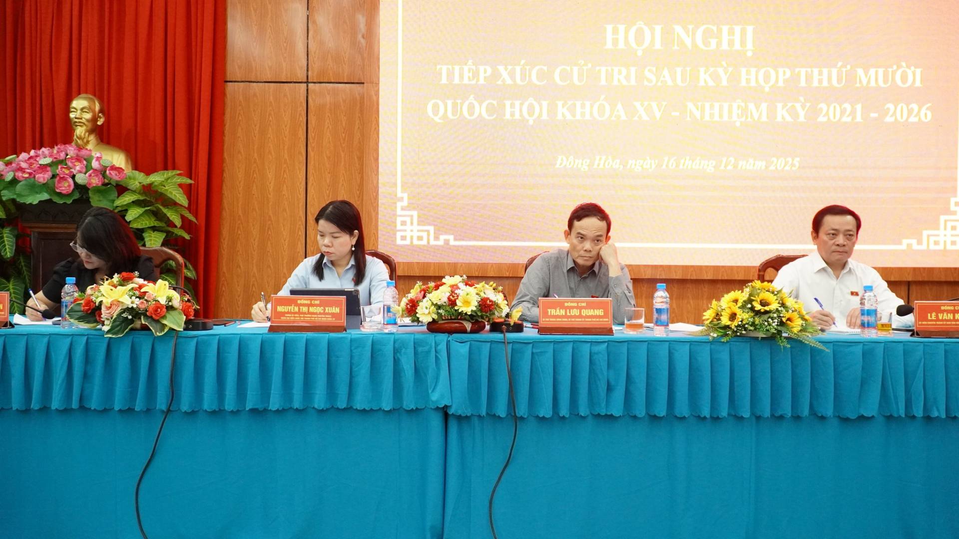 C&oacute; thể l&agrave; h&igrave;nh ảnh về một hoặc nhiều người, c&aacute;i bục v&agrave; văn bản cho biết 'HOINGHỊ HỘI NGHI TIẾPX&Uacute;C TIẾP X&Uacute;C CỨTRI SAU HOPTHỨ MƯỜI QUỐC HỘI KHOAXV NHI&Ecirc;M KỲ 2021 2026 &Kappa;HόA Đ&ocirc;ng HAa, DdngHo.ngty16hdng12nm2028 ng&agrave;y 16 th&aacute;ng năm 2025 TINE HGSY&Eacute;N NGD NGOEX XUU&Acirc;N - TRẮN QUANG'