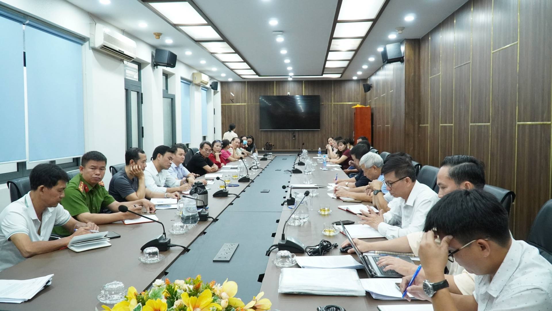 C&oacute; thể l&agrave; h&igrave;nh ảnh về một hoặc nhiều người, mọi người đang học v&agrave; b&agrave;n